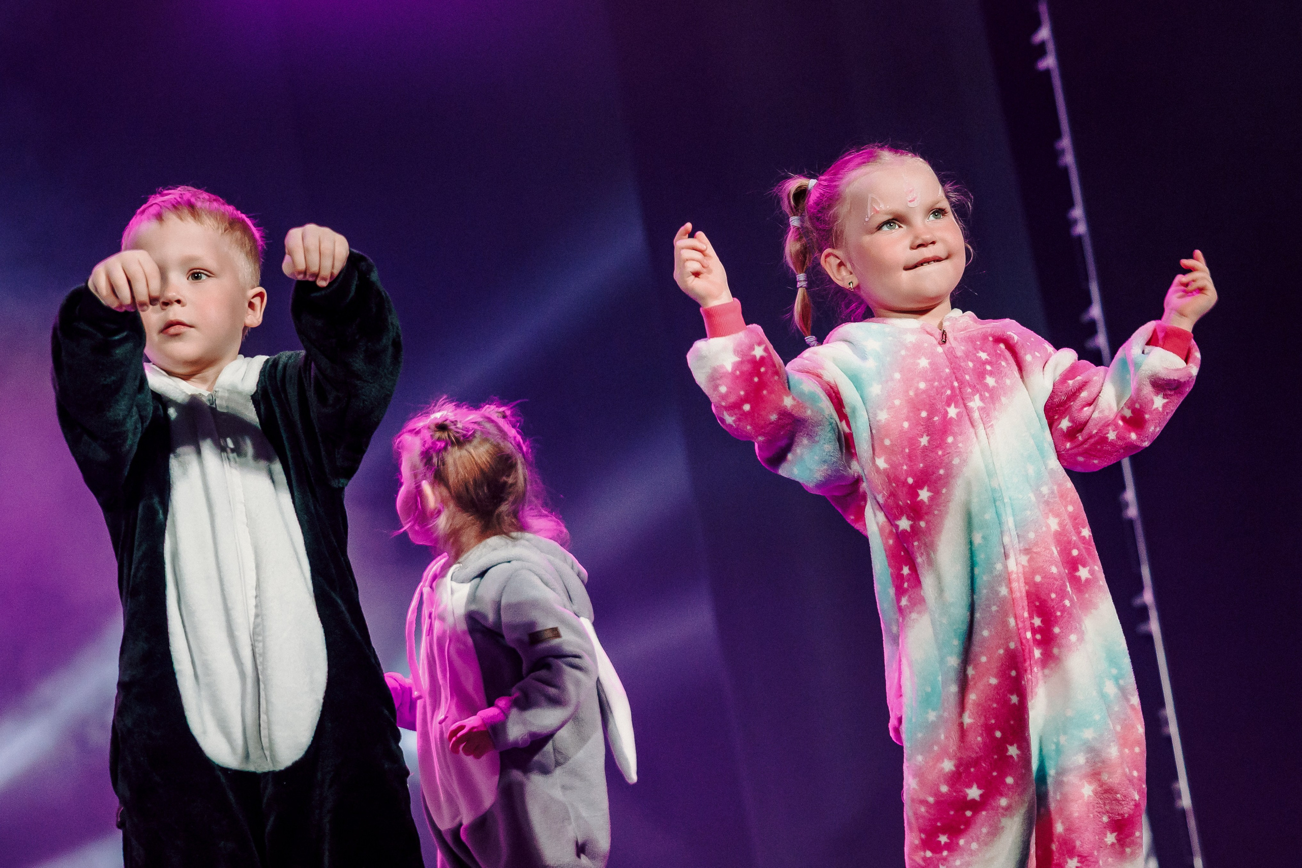 Отчётный концерт танцевальной школы «Red Rabbits» 2025. Лёшка Варзегов — фотограф