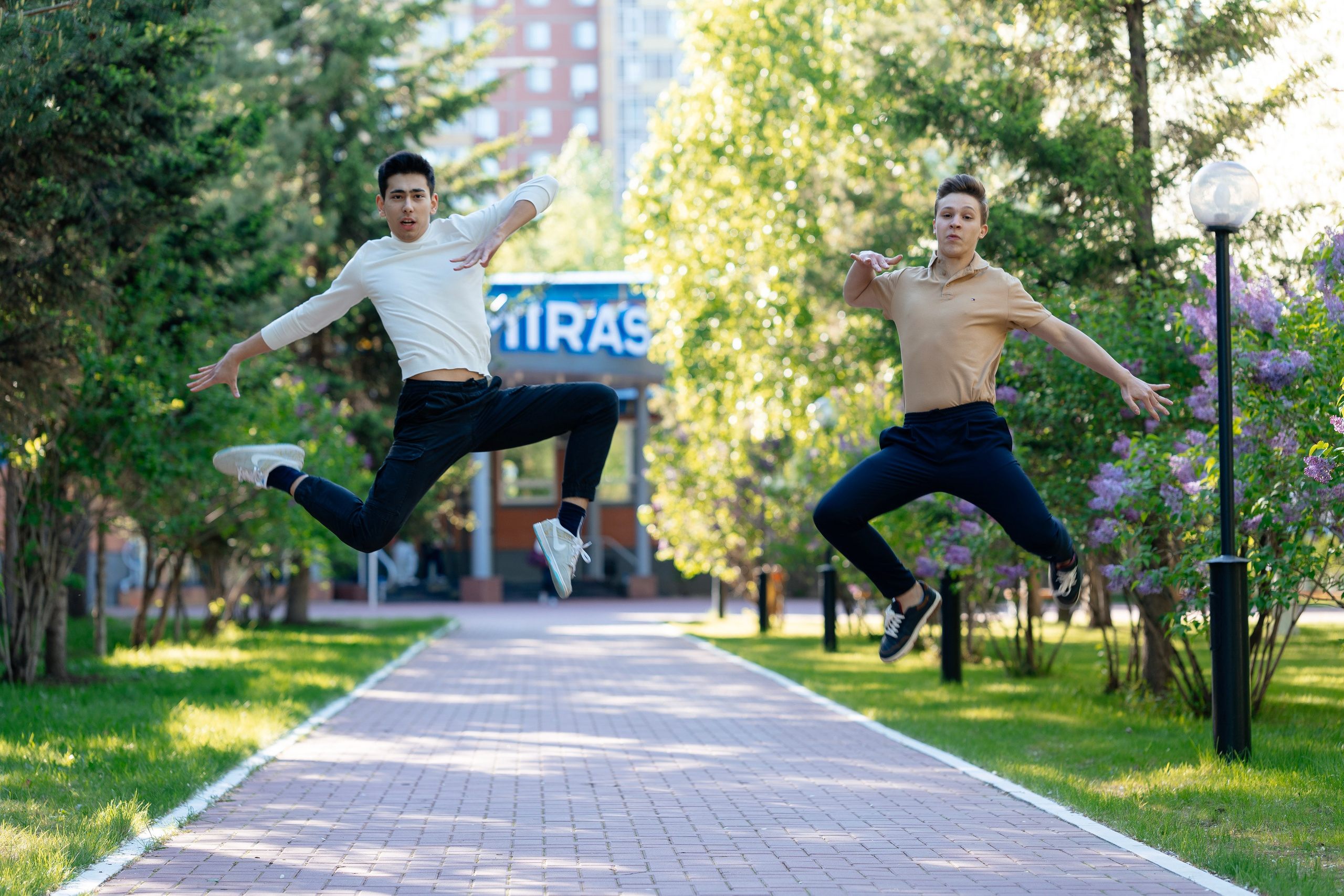 По двое. Выпускные альбомы в Нур-Султане (Астана) и по всему Казахстану