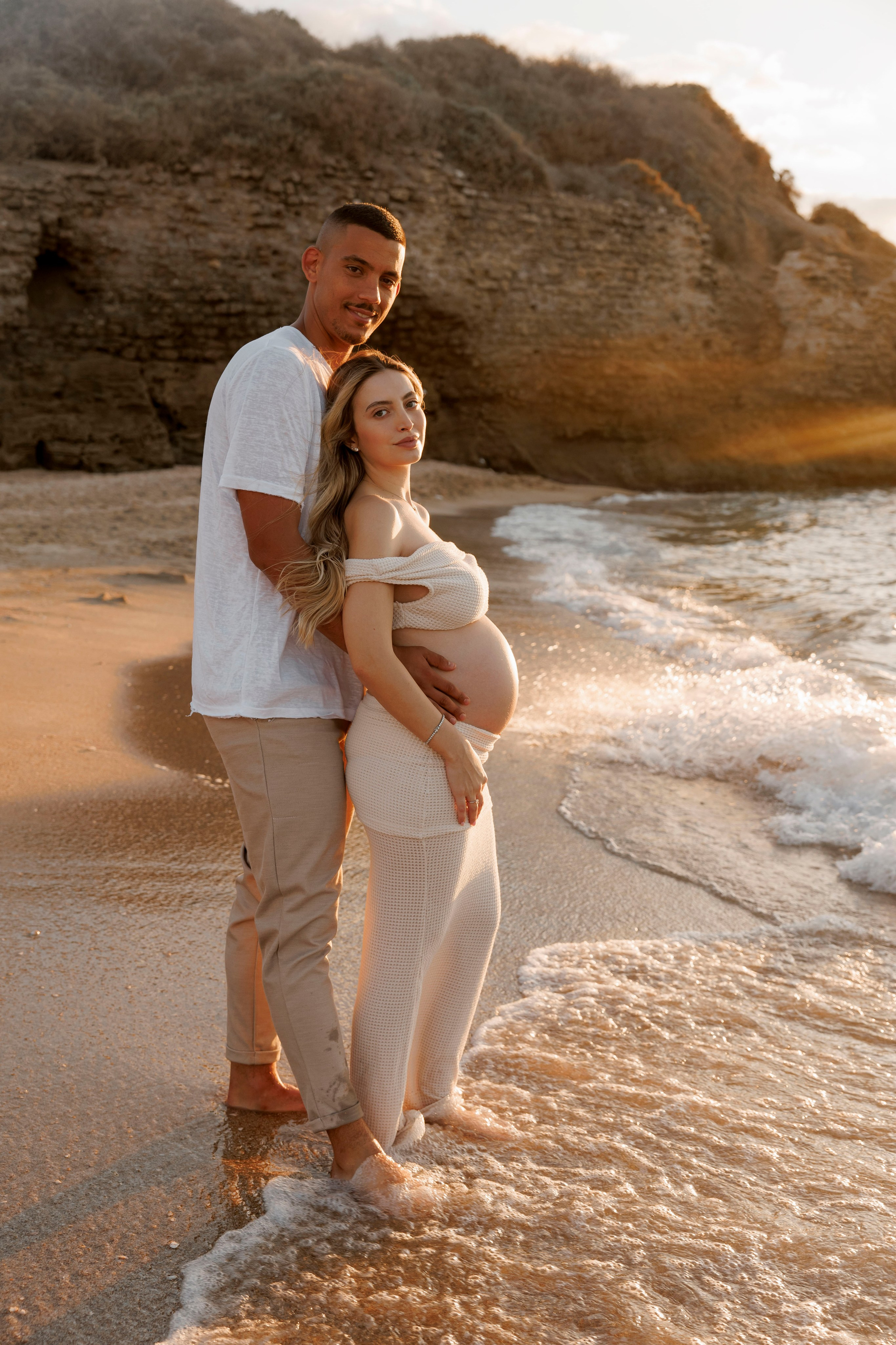 Pregnancy photoshoot near the sea. Wedding and family photographer