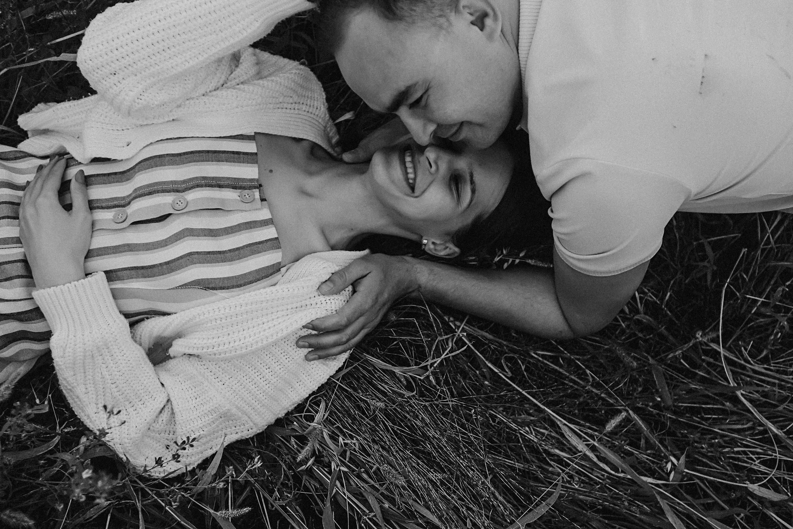 Поле love story на закате. Семейный фотограф Тюмень, фотограф на роды Салмина Мария