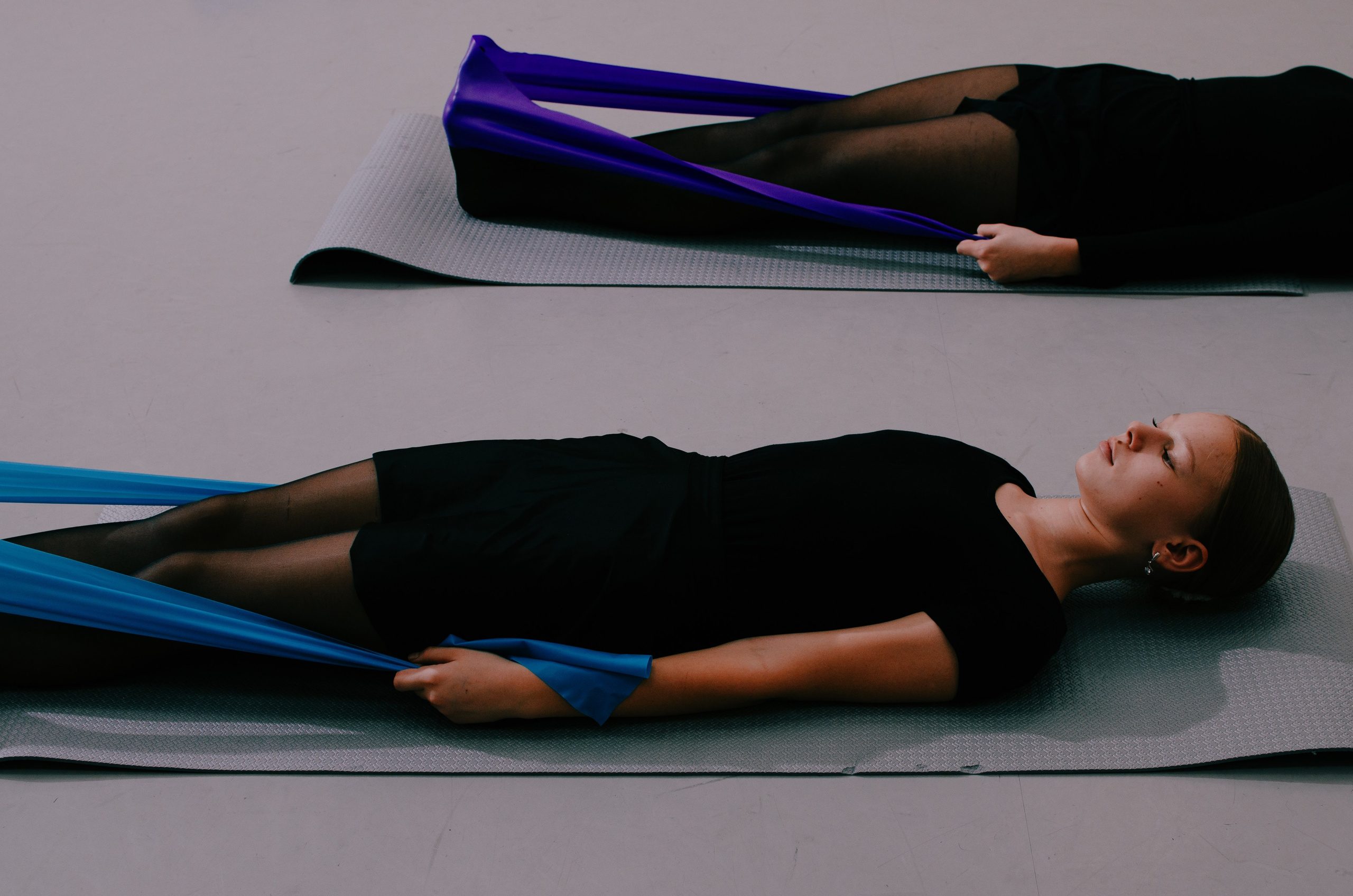 Экспериментальная (со вспышкой на стойке) съемка урока хореографии. Хореографический коллектив «Русская тройка», средняя группа. Портретный и репортажный фотограф в Санкт-Петербурге Варвара Жукова