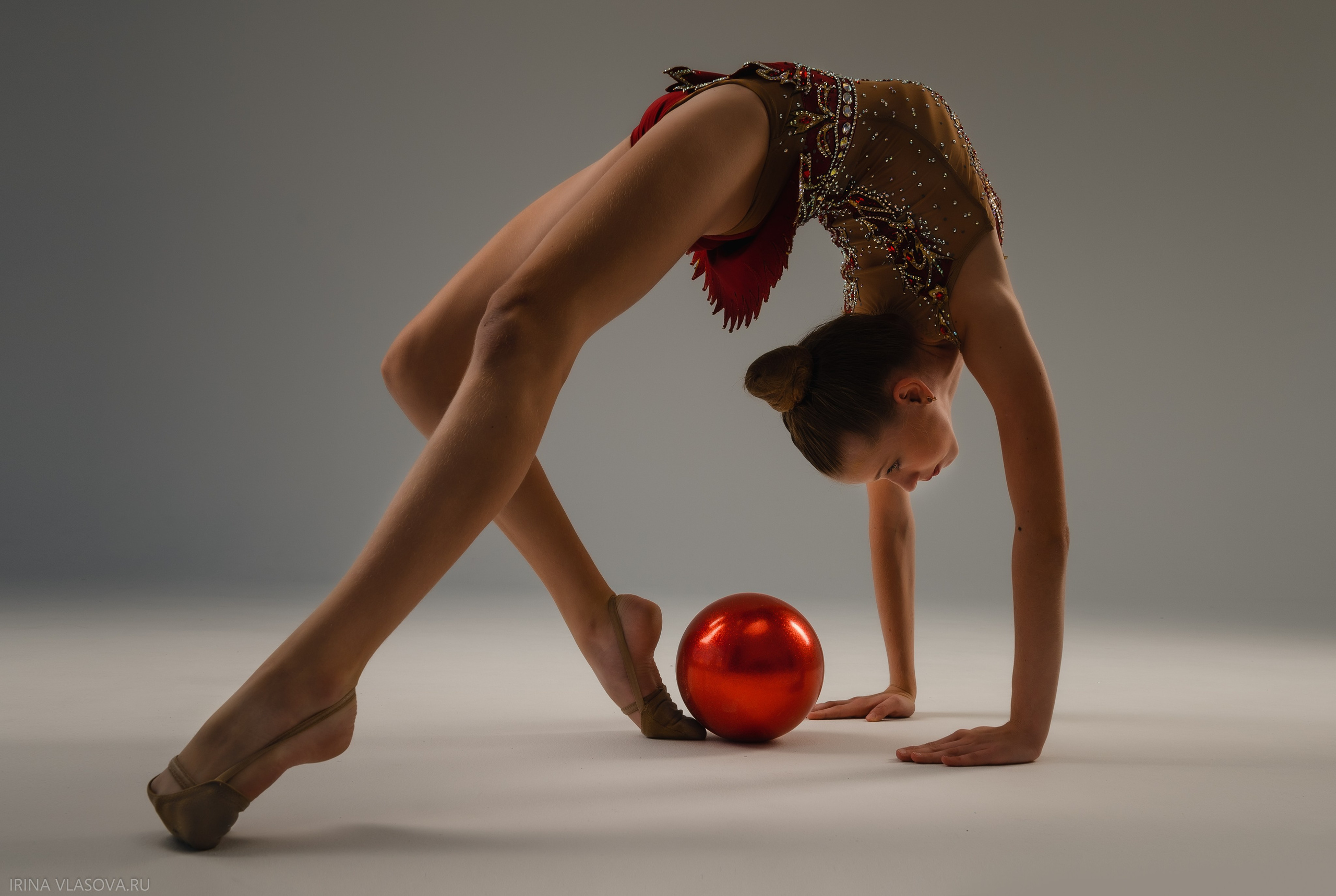 гимнастка с мячом топовый фотограф спортсменов