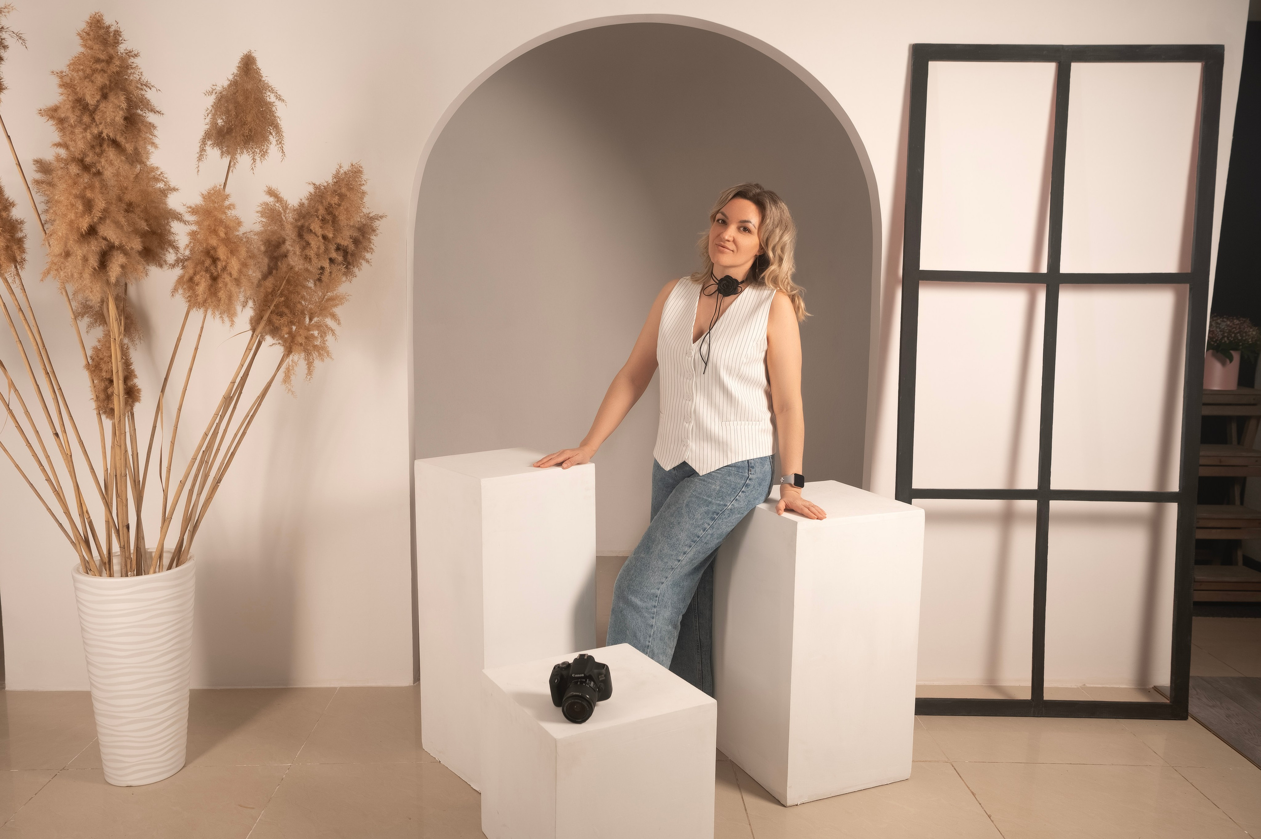 Женский портрет в студийных условиях от Елизаветы Жуйковой. Профессиональная фотосессия в Волгодонске — чёткость, свет, композиция.