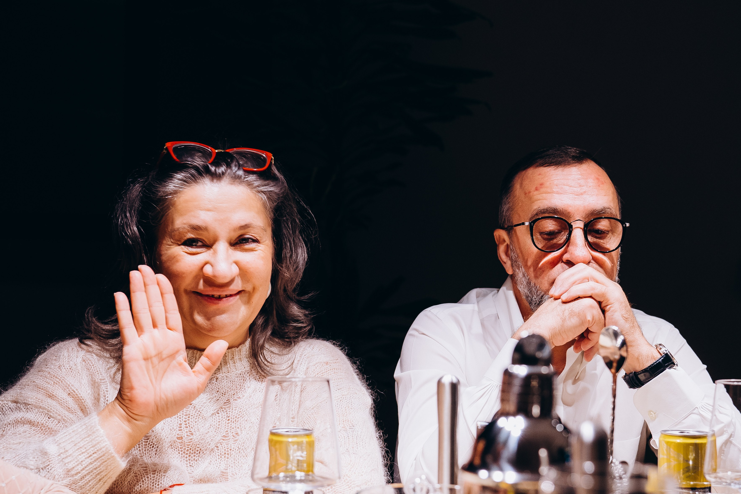 Веселые гости танцуют на свадебном банкете — репортажная съемка свадебных мероприятий в Москве с живыми эмоциями.