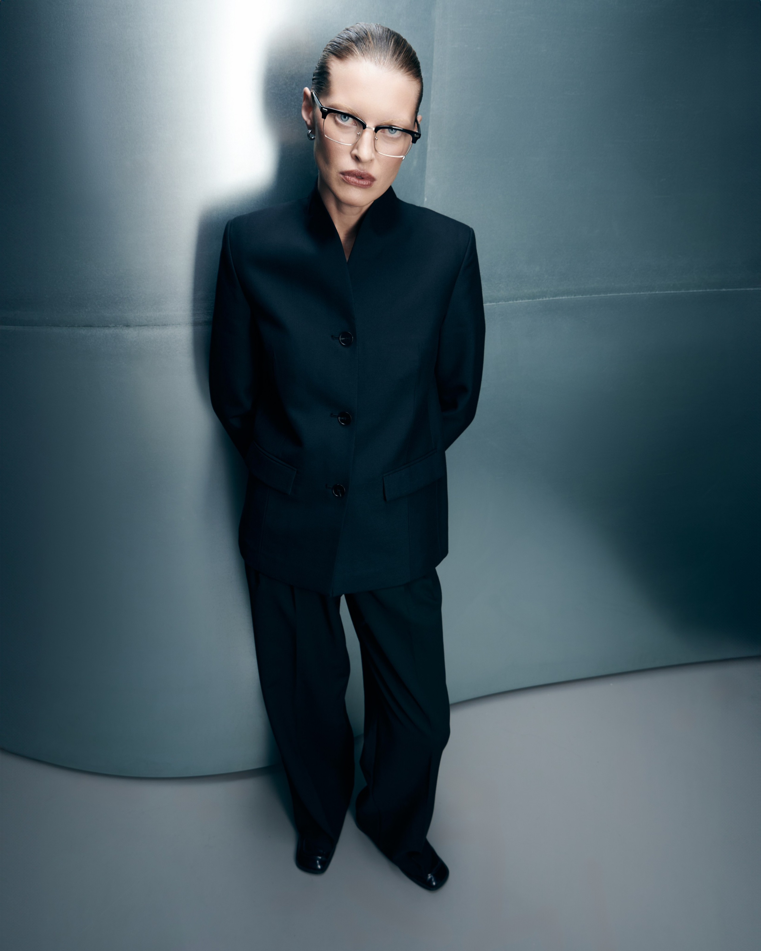 Снимаю одежду и аксессуары для молодых брендов и дизайнеров. Студийные лукбуки, каталожные съёмки, фоны, свет и атмосфера — всё под концепцию проекта. Помогаю выстроить грамотный сетап, понимаю стилистику и задачу. Также работаю гафером — знаю, как выжать максимум из света.