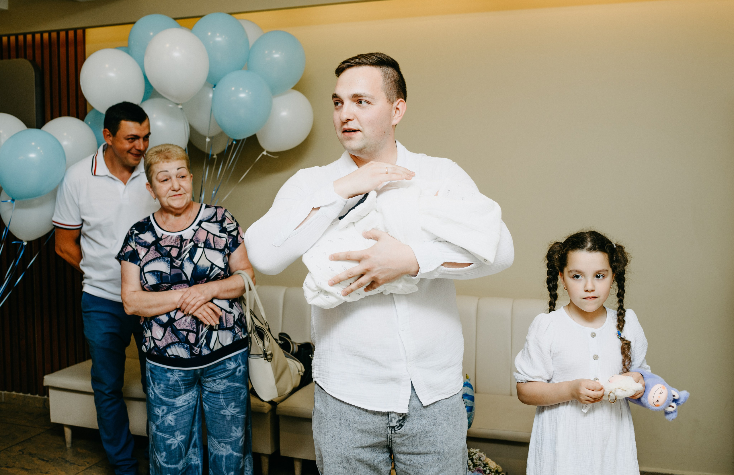 Выписка Дмитрия в ГКБ Ерамишанцева. Фотограф на выписку из роддома в Москве и МО