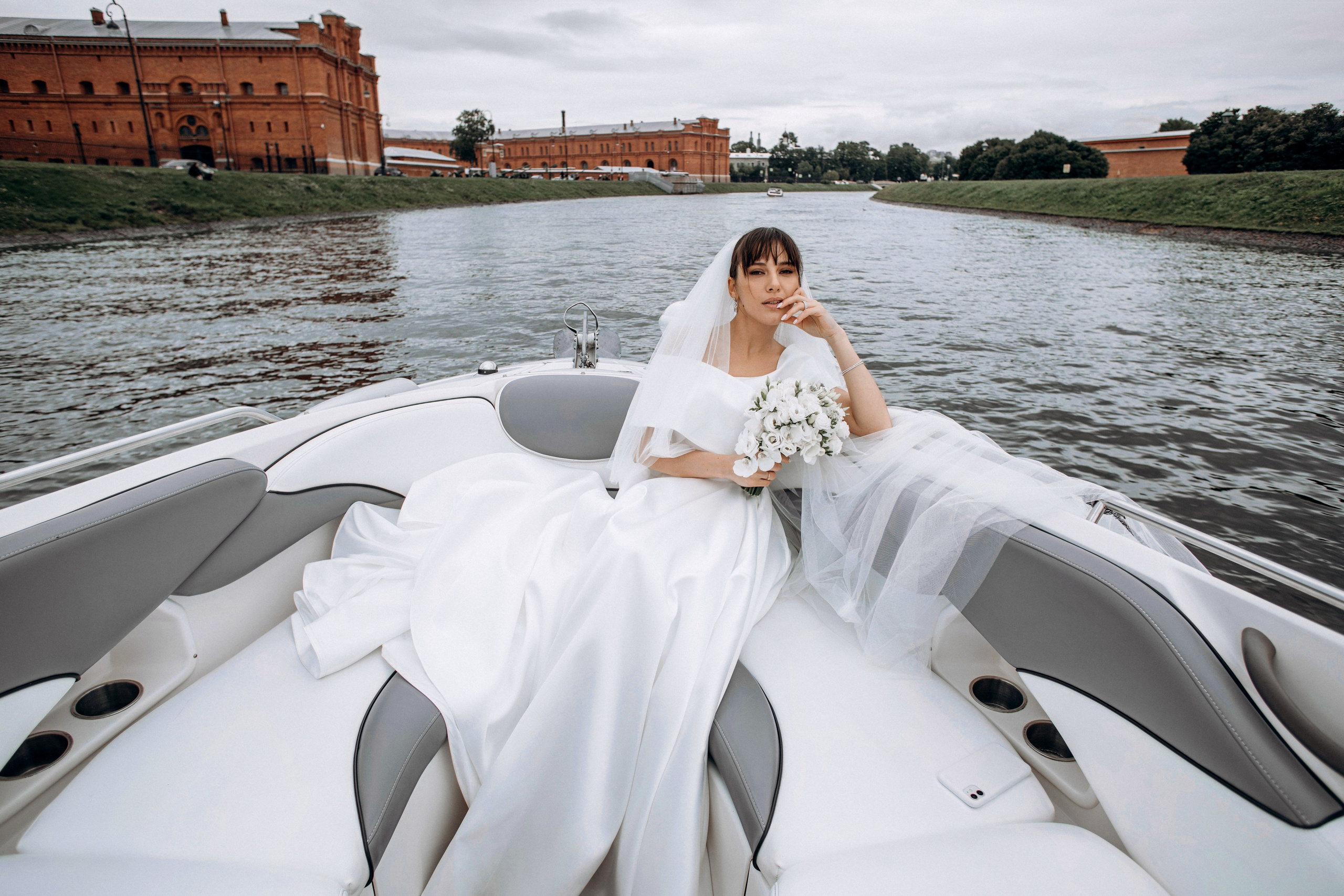Свадьба на катере. Свадебный фотограф в Санкт-Петербурге Вика Стукачева