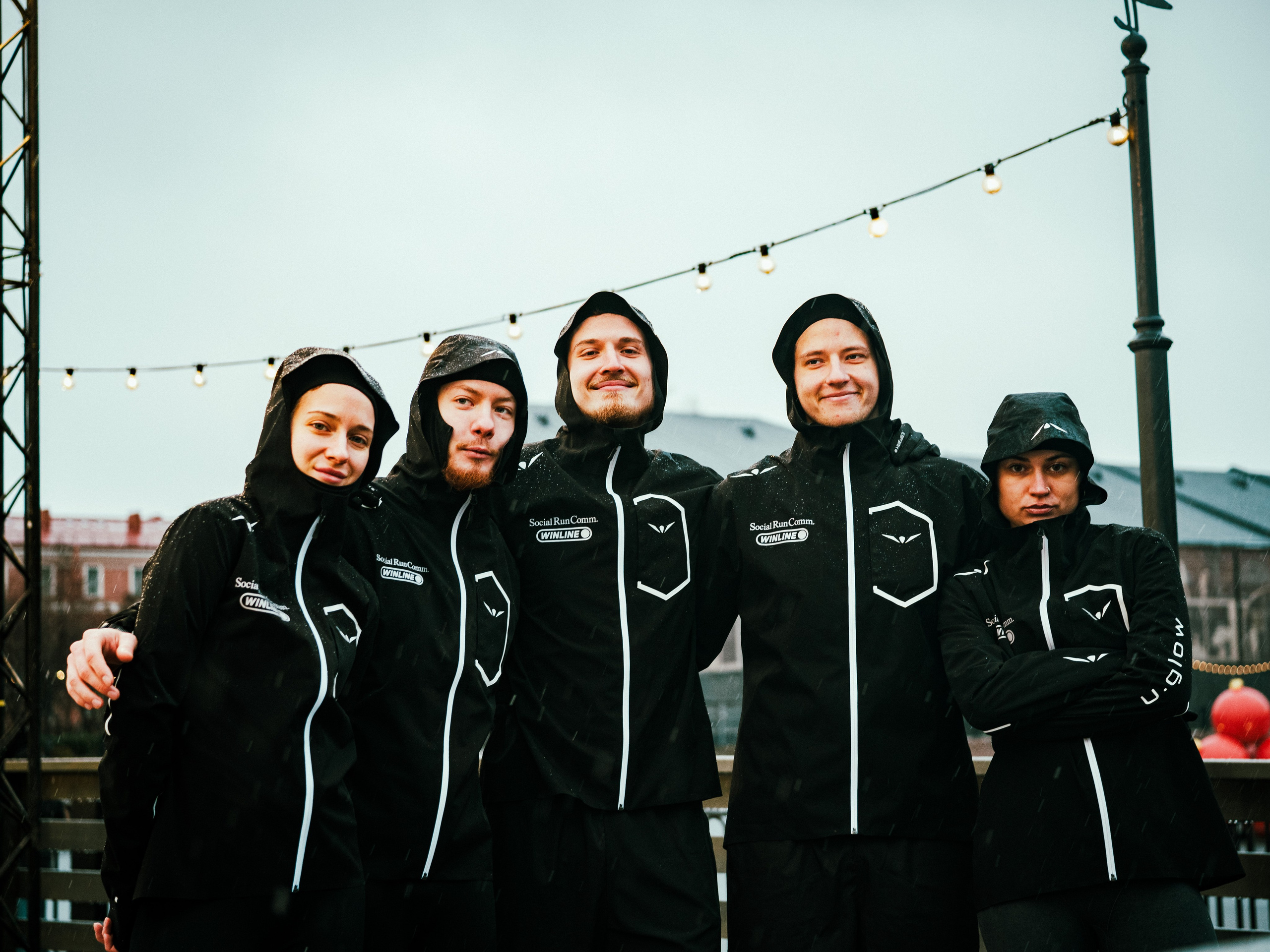 Social Run Community x Anta. Зимняя городская новогодняя фотосессия спортивной одежды от бегового клуба social run community. Портретный и репортажный фотограф в Санкт-Петербурге Смоляков Максим