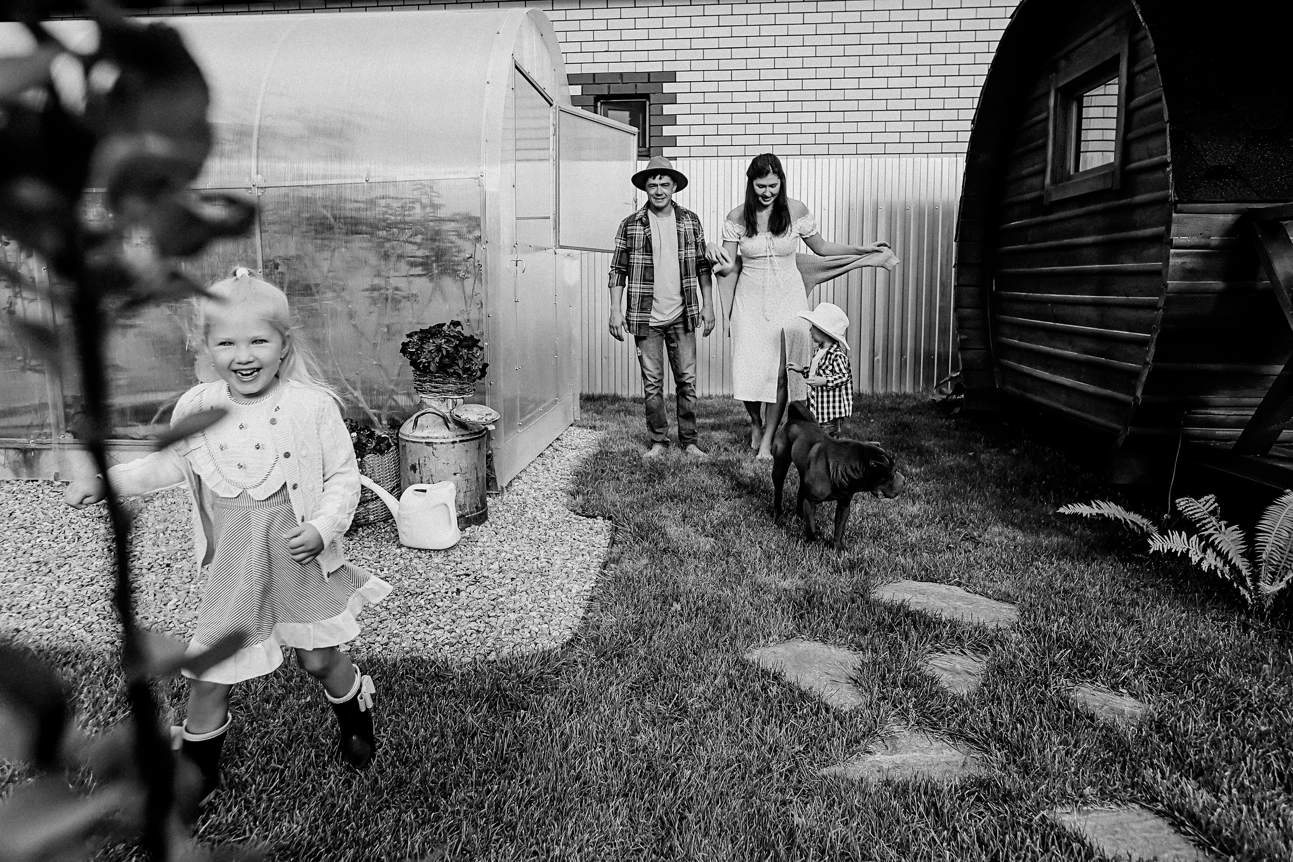 У дома. Семейный фотограф Тюмень, фотограф на роды Салмина Мария