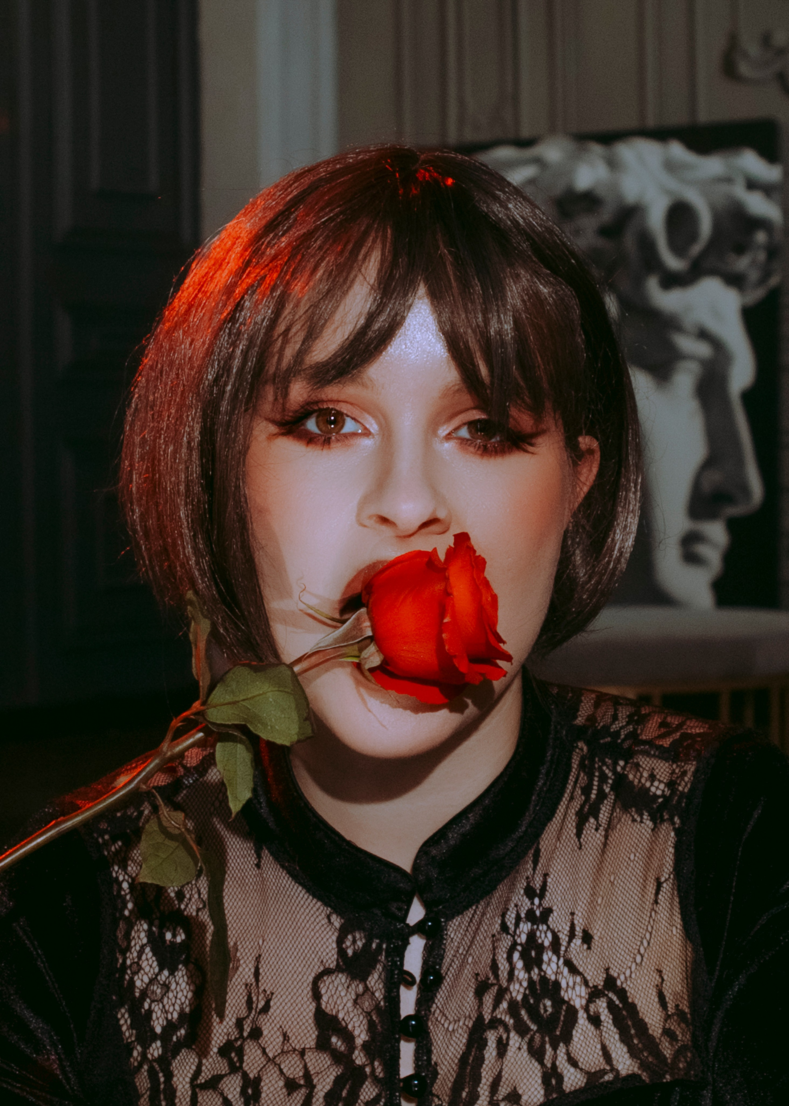 девушка с каре с розой во рту