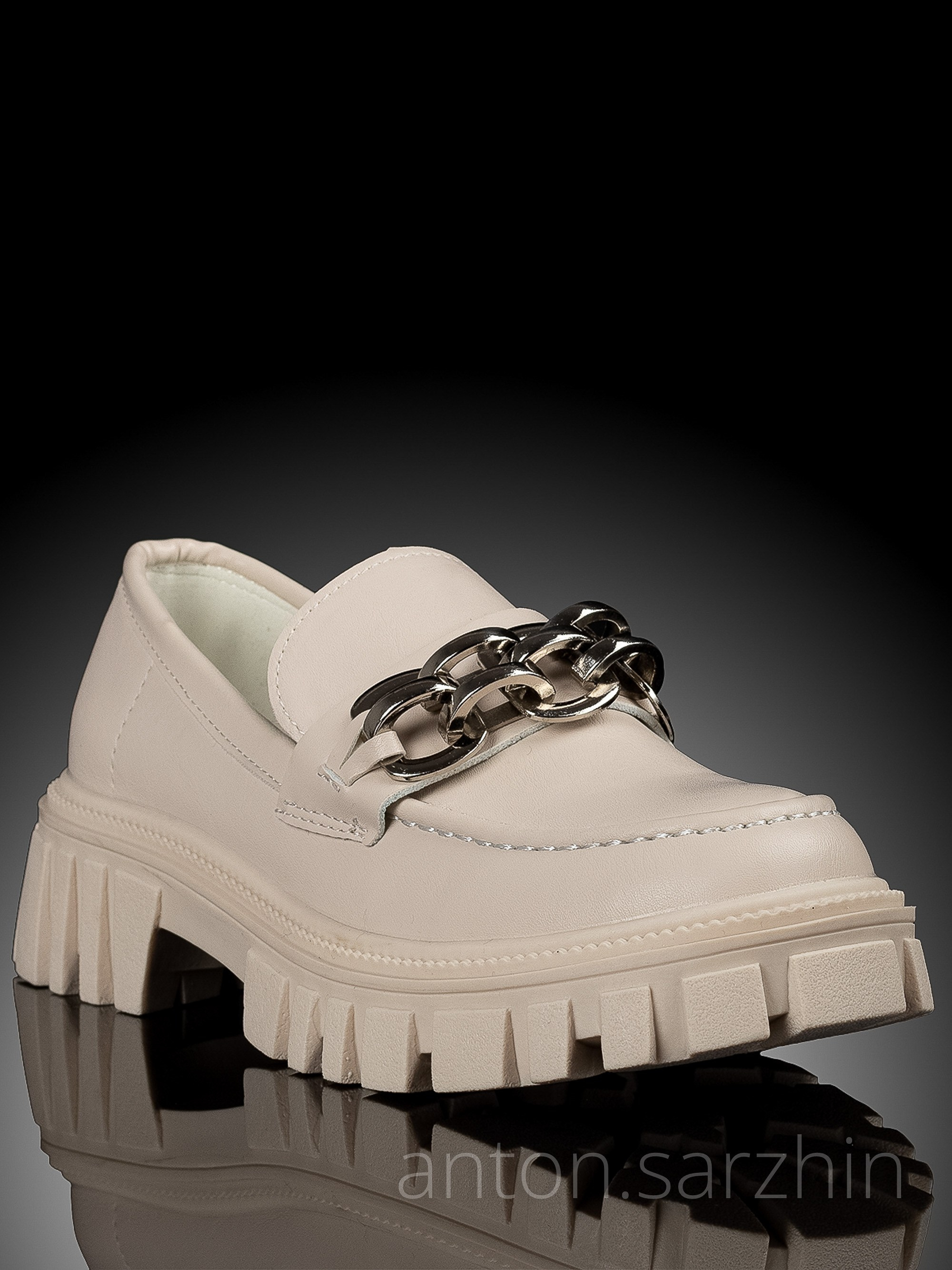 Съемка лоферов на черном фоне с отражением