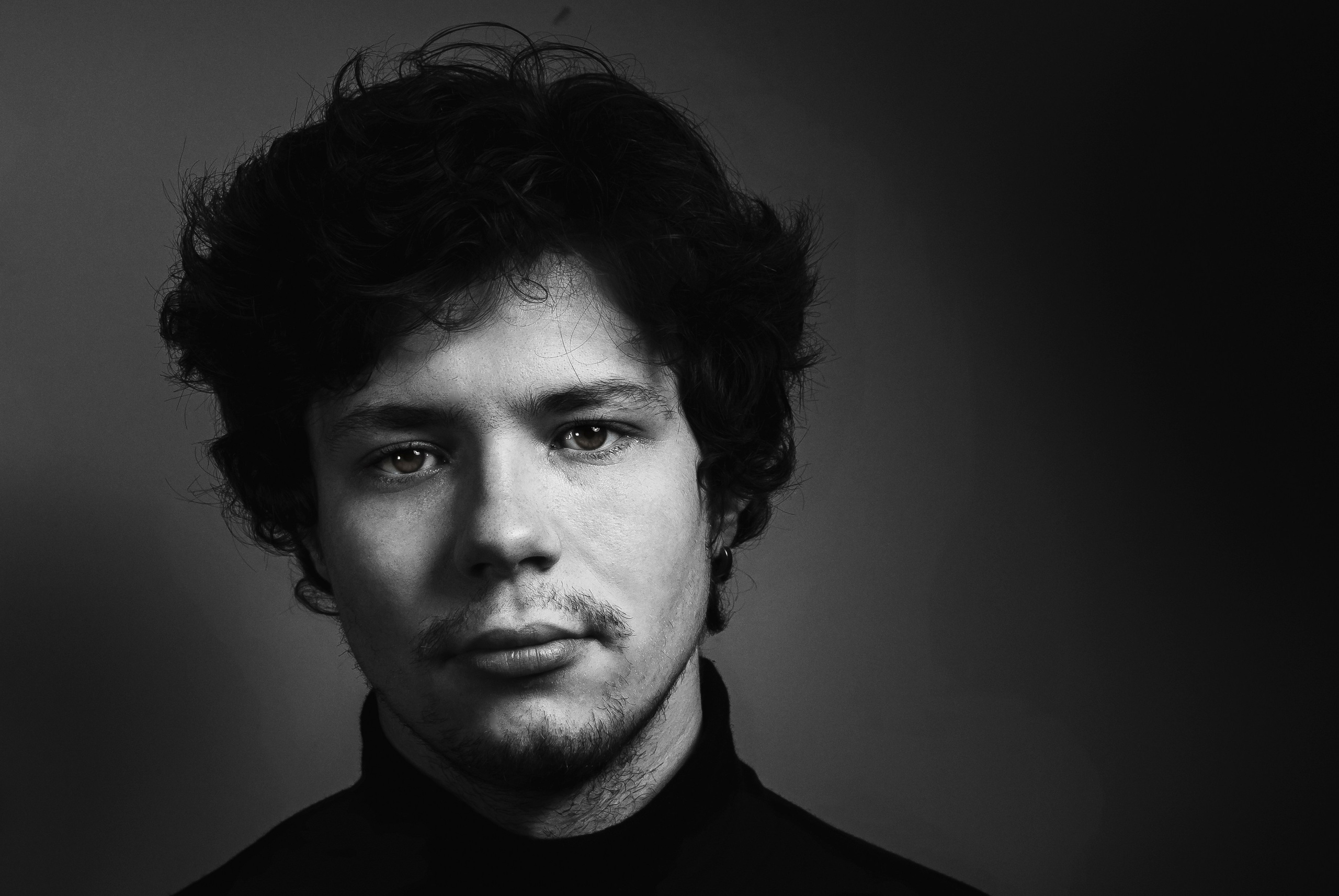 Мужской портрет в низком ключе Уфа в ЧБ 