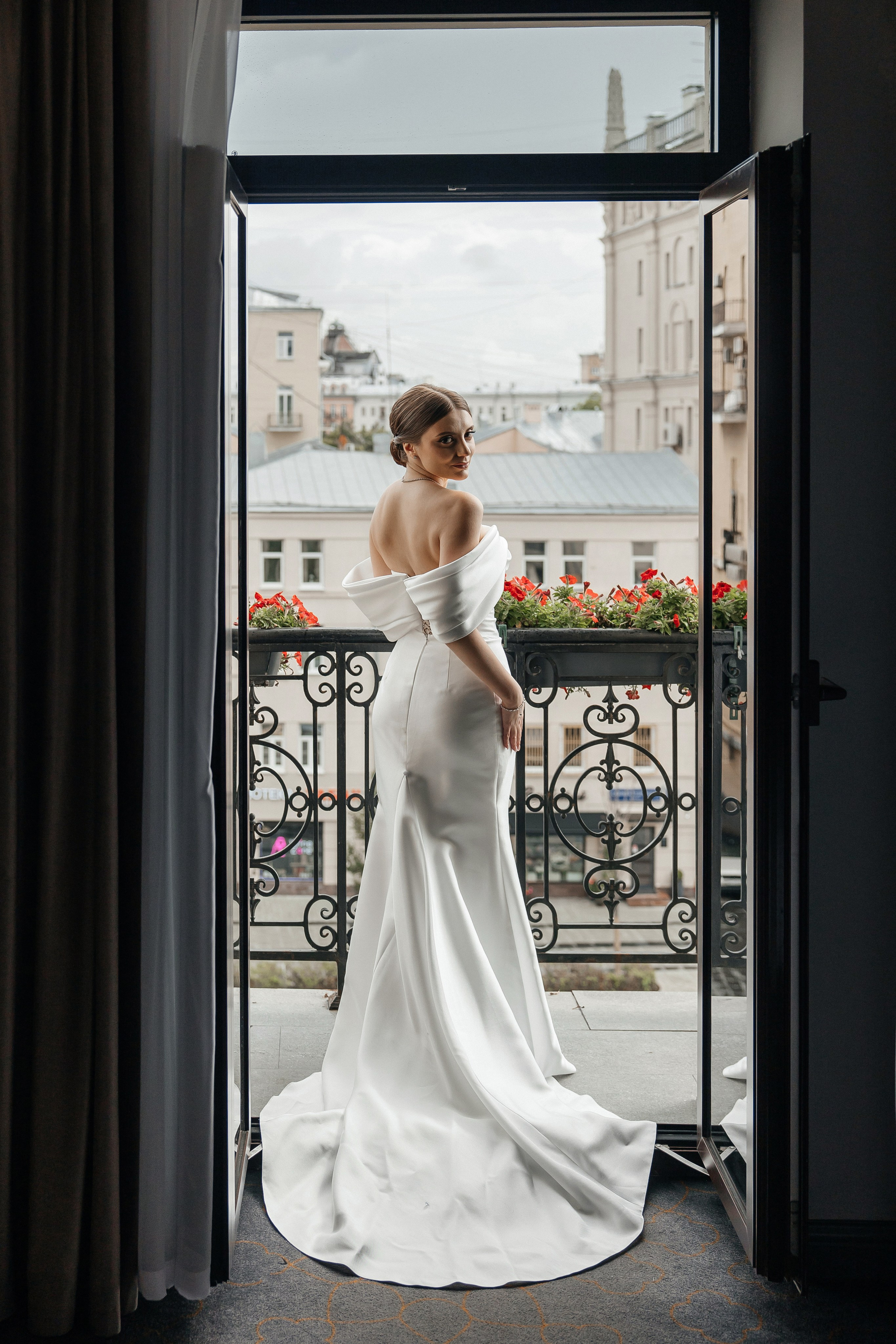 свадебная фотосессия на балконе в отеле Hartwell Хартвел в Москве