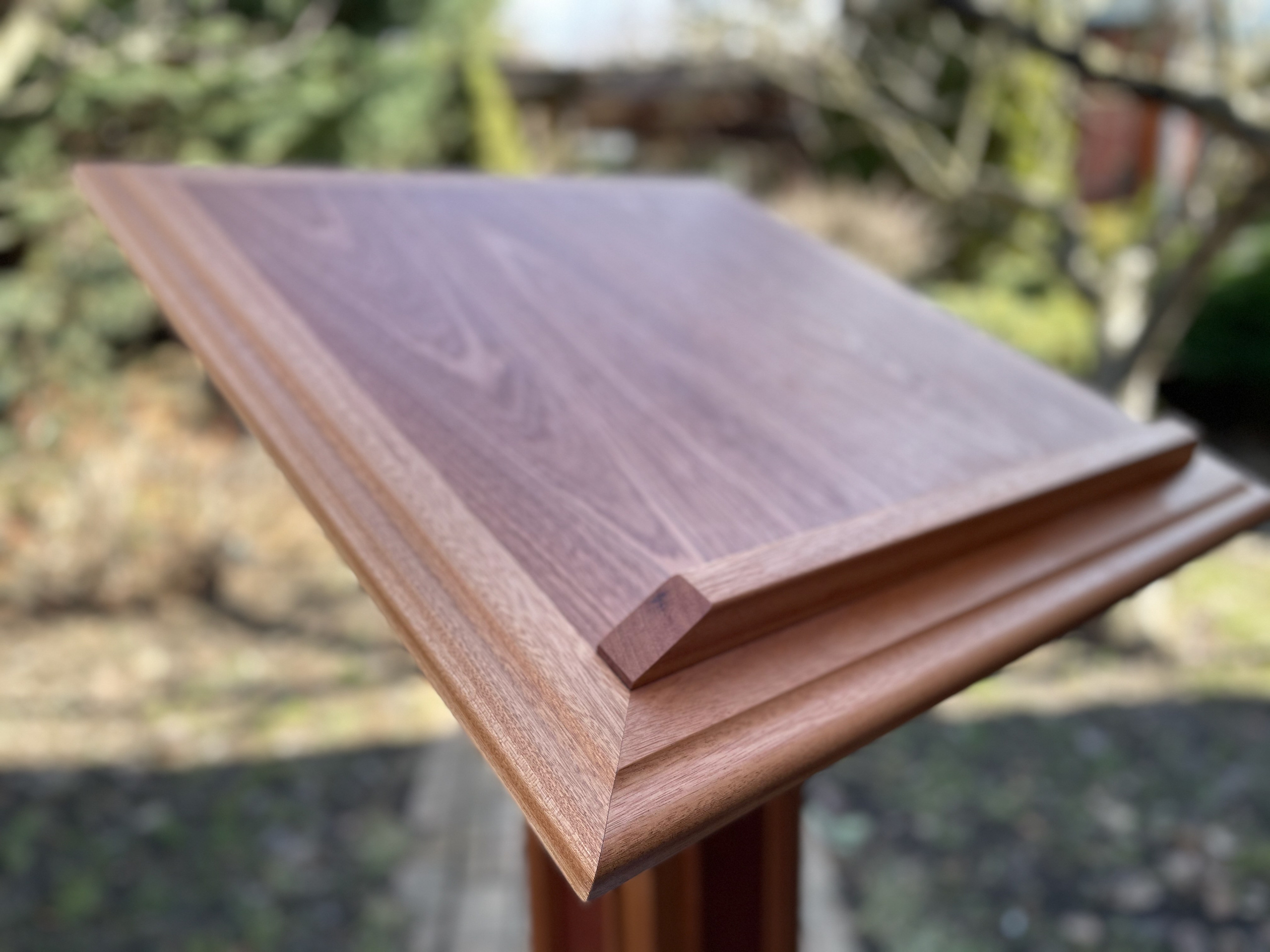 Эксклюзивные аналои и храмовая мебель полностью ручной работы