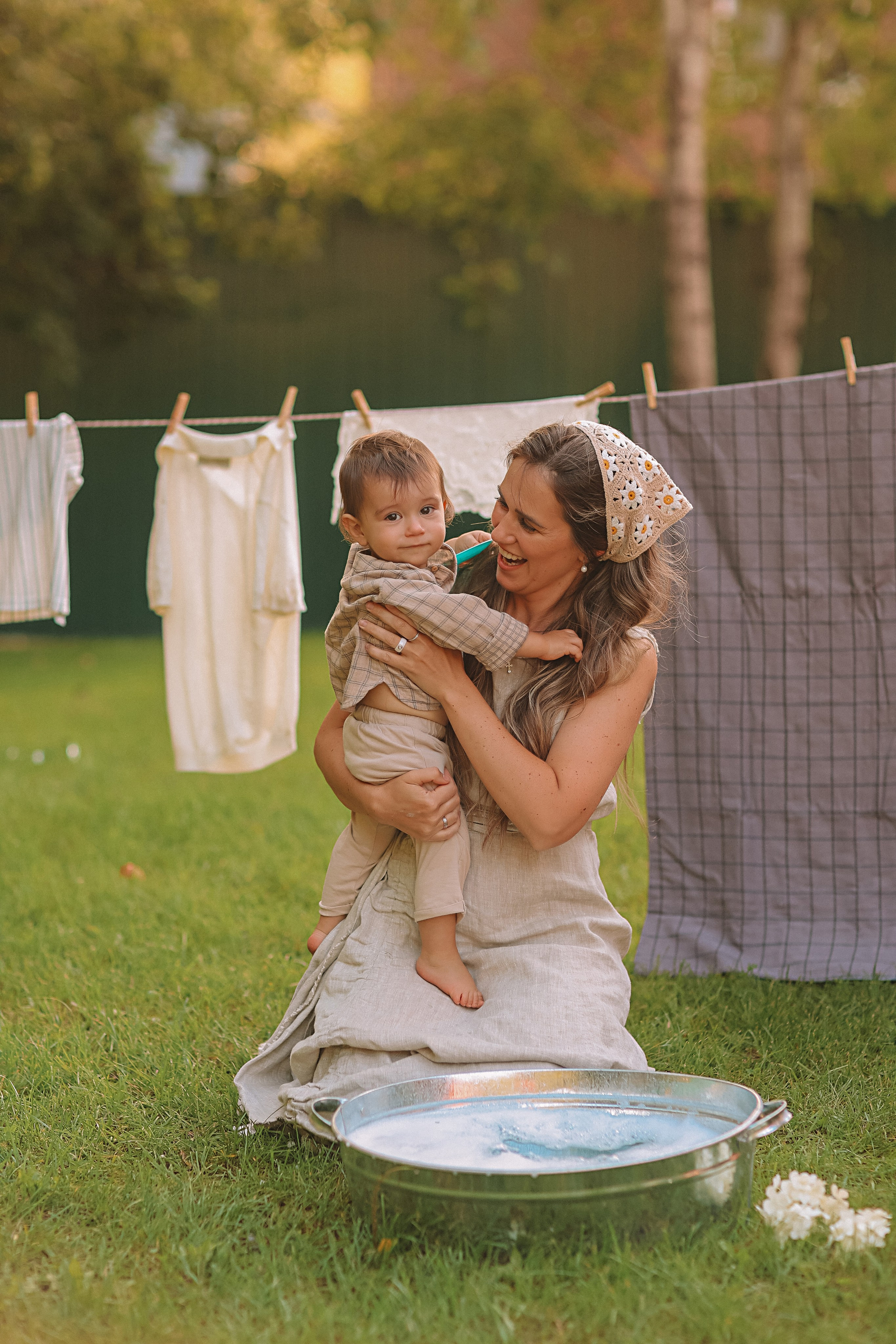 Стирка у дома. Семейный фотограф Тюмень, фотограф на роды Салмина Мария