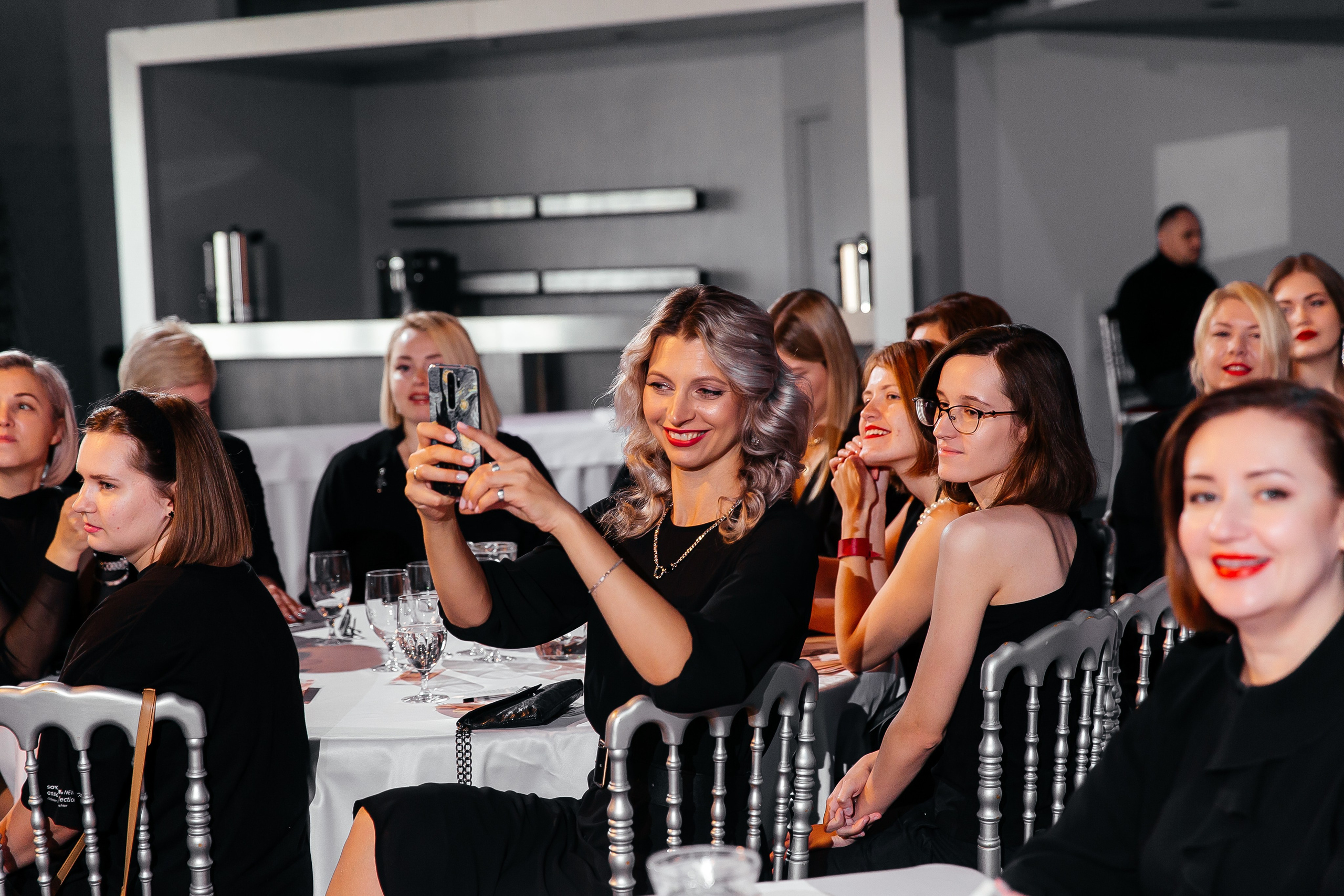 Фотозона+выступление спикеров. Фотограф в Красноярске Надежда Воскресенская