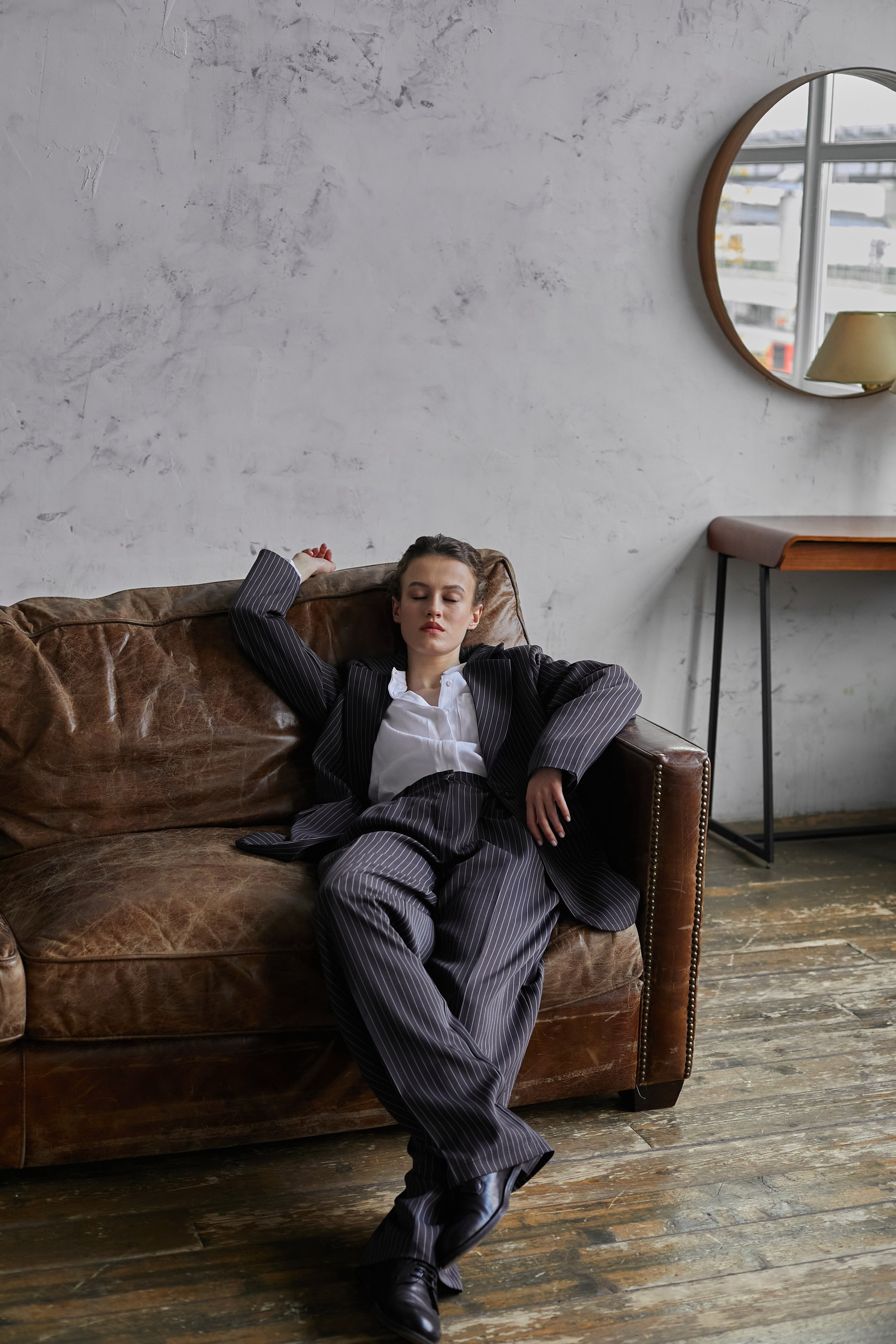 Фотограф в Москве. Студия. Студийный портрет. Девушка в пиджаке. Девушка на кожаном диване. Красивая девушка в мужском костюме. Женский портрет.