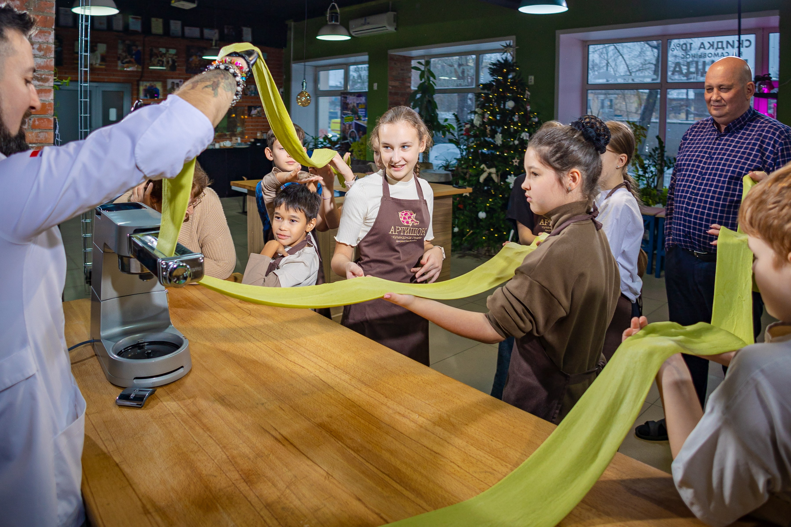 Кулинарная студия артишок изготовление очень длинных макарон зелёного цвета на мастер-класс