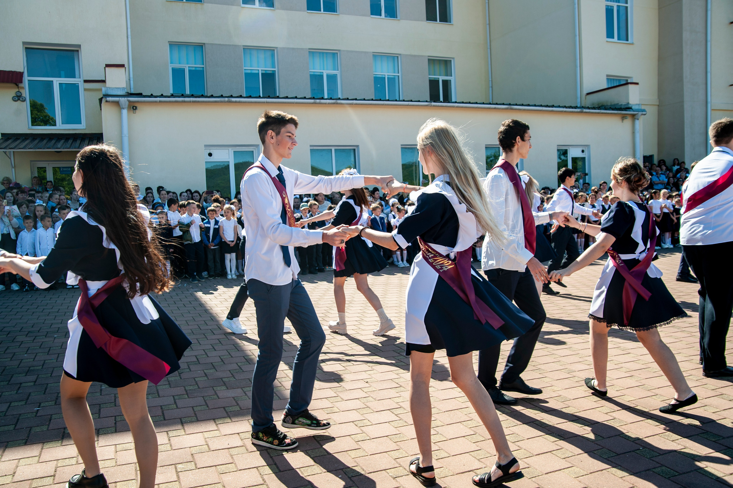 Последний Звонок МАОУ СОШ № 17 им. Эдуарда Есаяна — Архипо-Осиповка. Свадебный и семейный фотограф Денис Лукьянов в Краснодаре, Краснодарском крае и Республике Крым