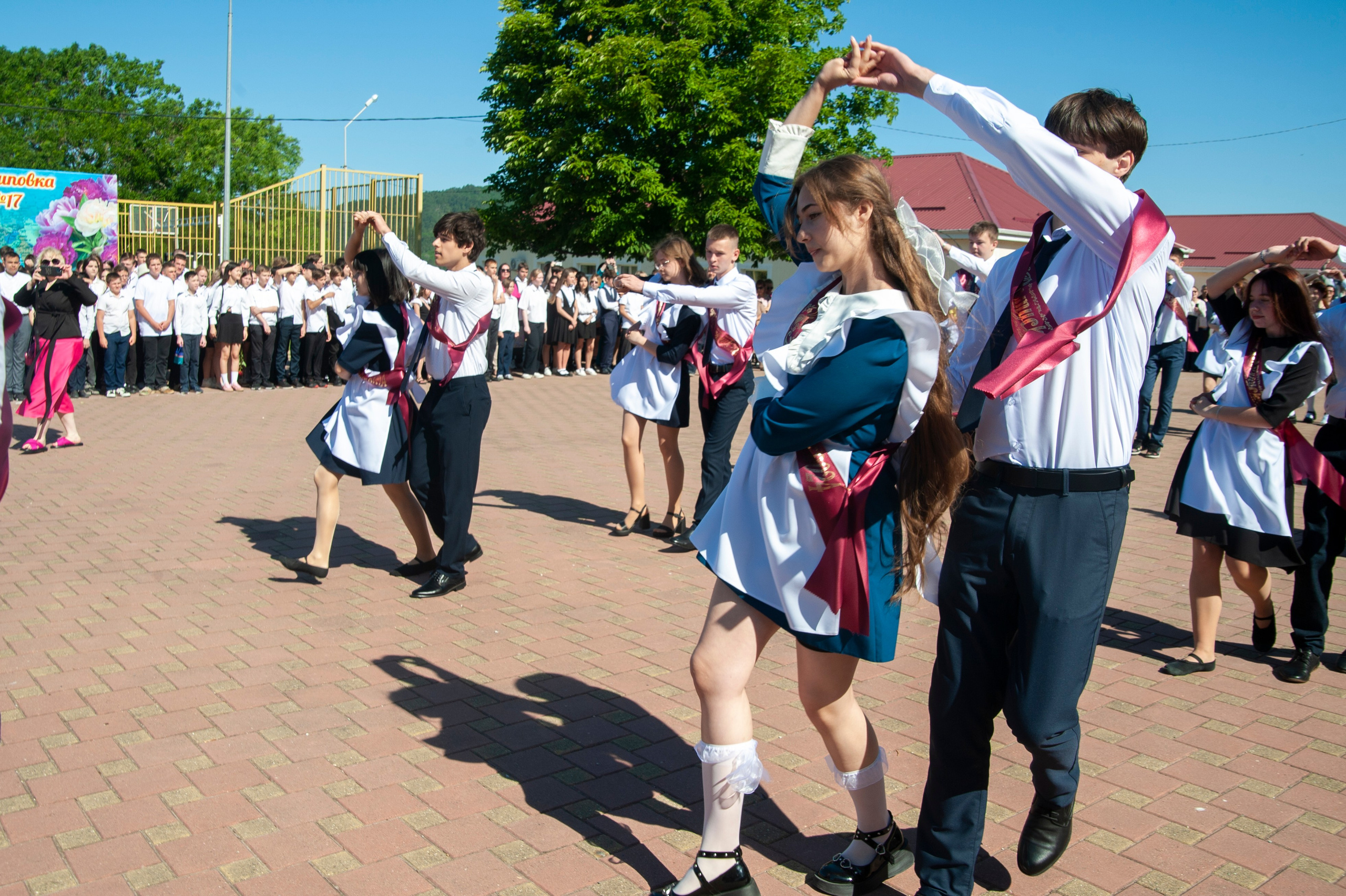 Последний Звонок МАОУ СОШ № 17 им. Эдуарда Есаяна — Архипо-Осиповка. Свадебный и семейный фотограф Денис Лукьянов в Краснодаре, Краснодарском крае и Республике Крым