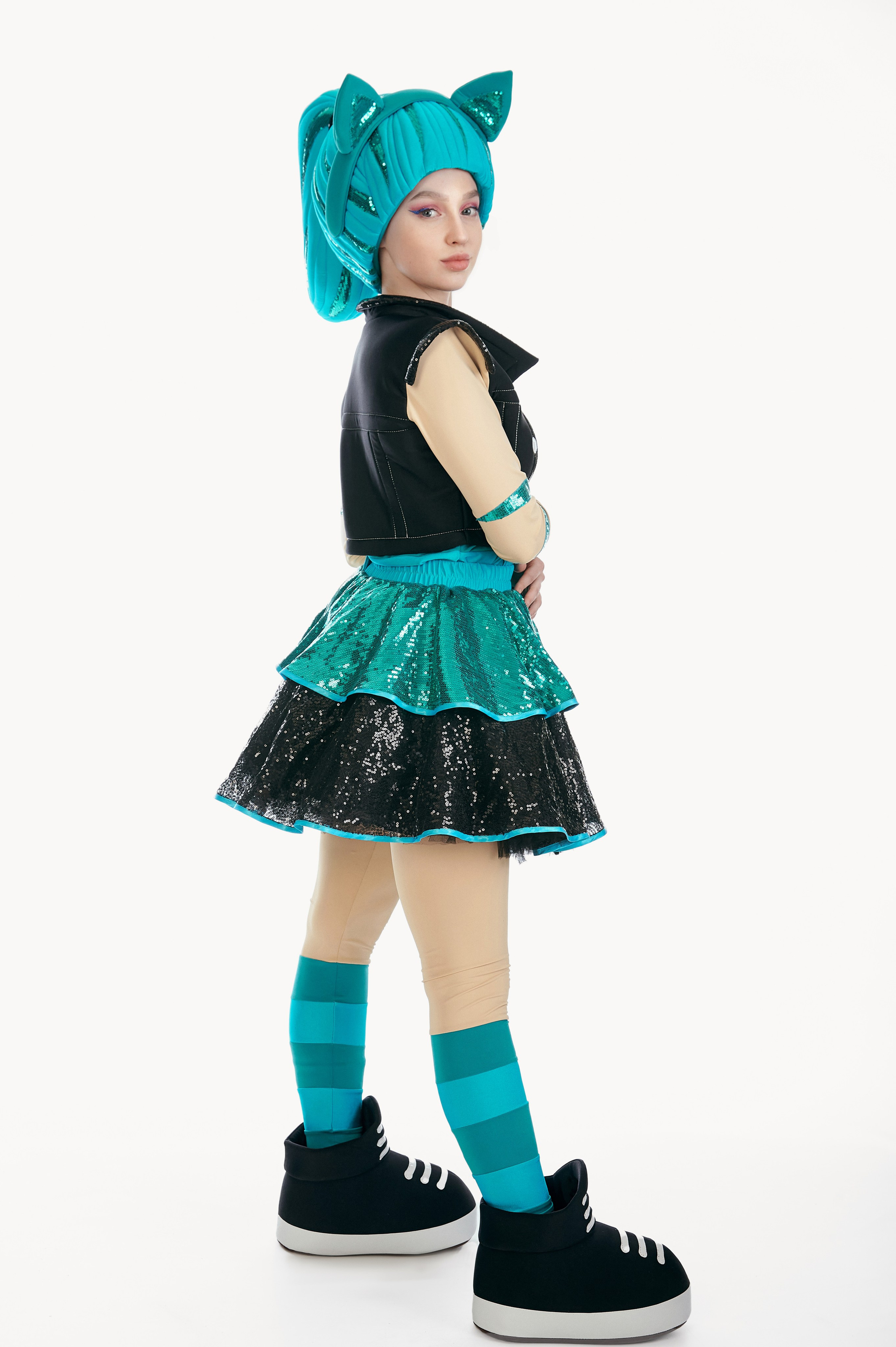 Аниматоры парка «Vanana Park» в «ТРЦ ПЛАНЕТА» на белом фоне. Фотограф Яковлев Роман — Красноярск