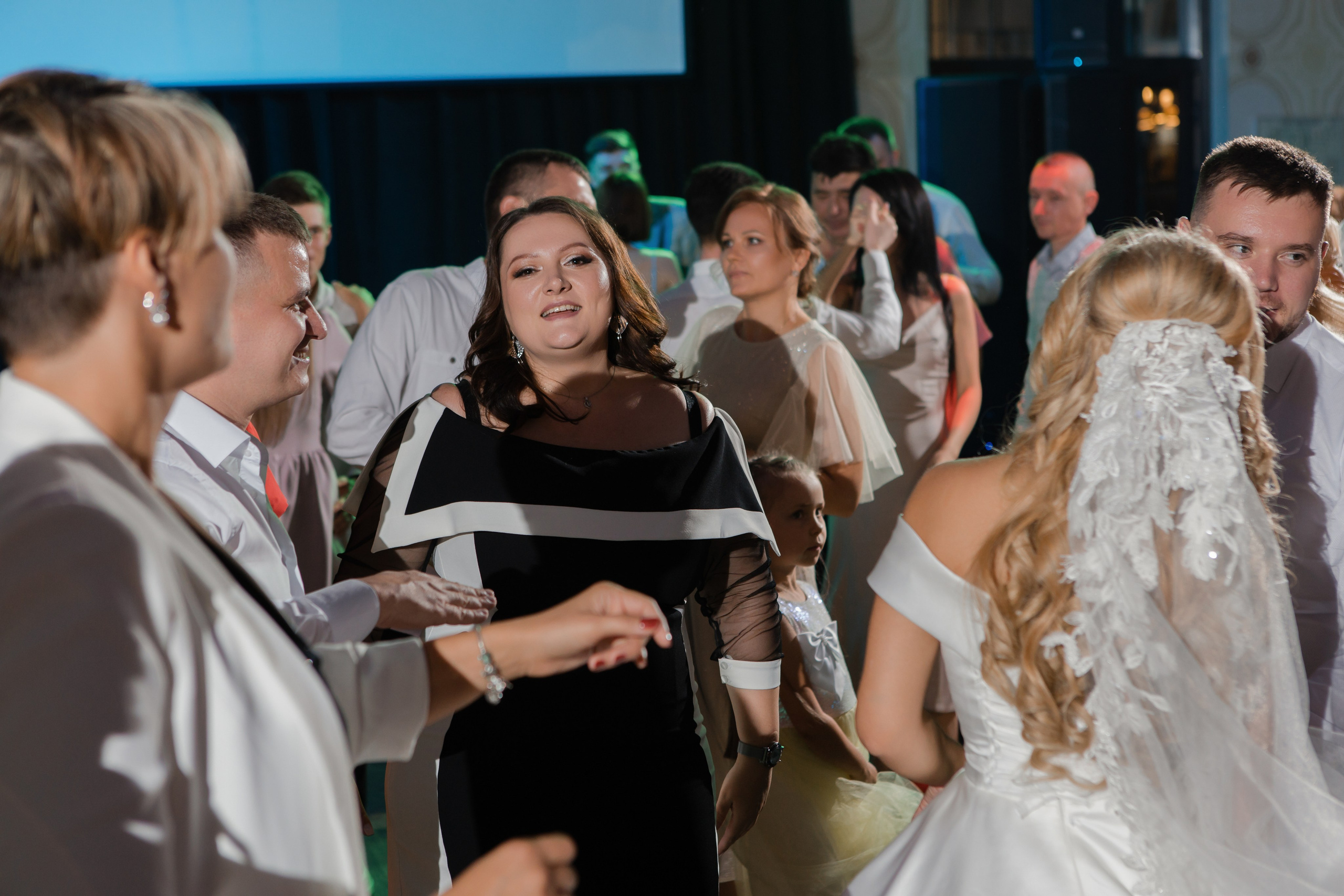 Юрий и Кристина. Видеосъемка и фотосъемка свадеб. Фотограф и оператор на свадьбу. Видеосъемка подкастов, собственная видео-фотостудии. Предметная фотосъемка