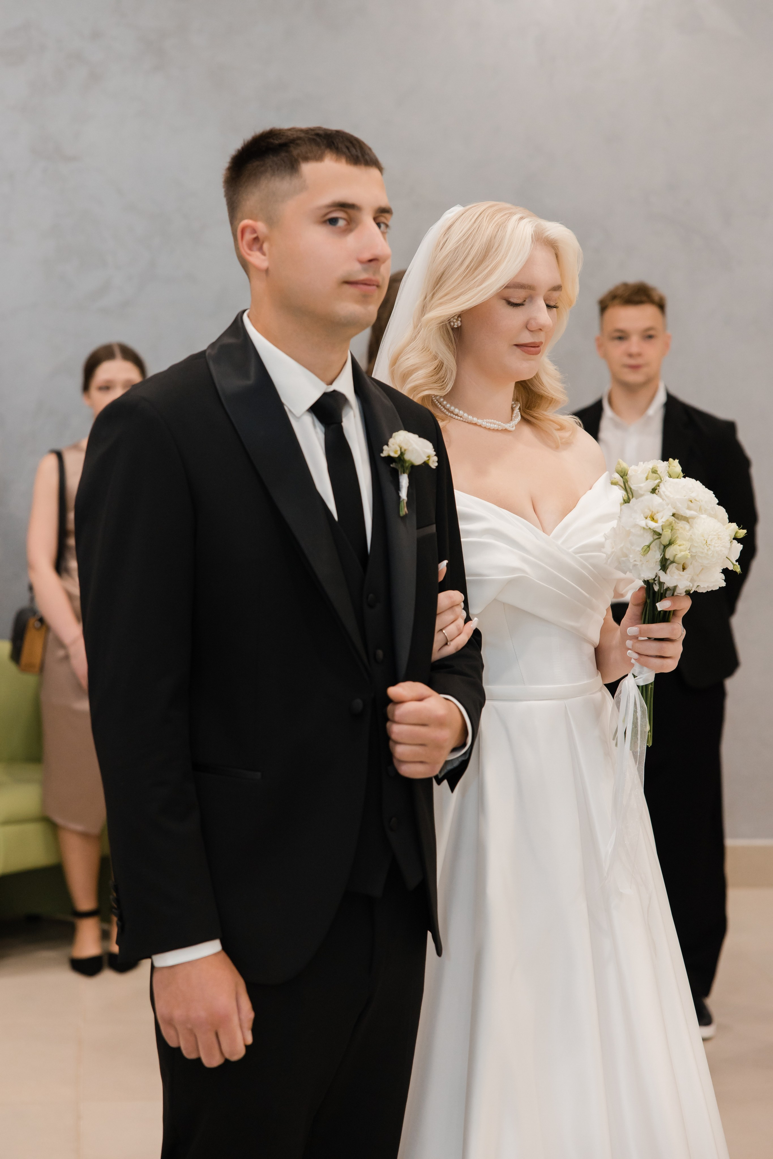 Отдел ЗАГС Администрации Первомайского района. Видеосъемка и фотосъемка свадеб. Фотограф и оператор на свадьбу. Видеосъемка подкастов, собственная видео-фотостудии. Предметная фотосъемка