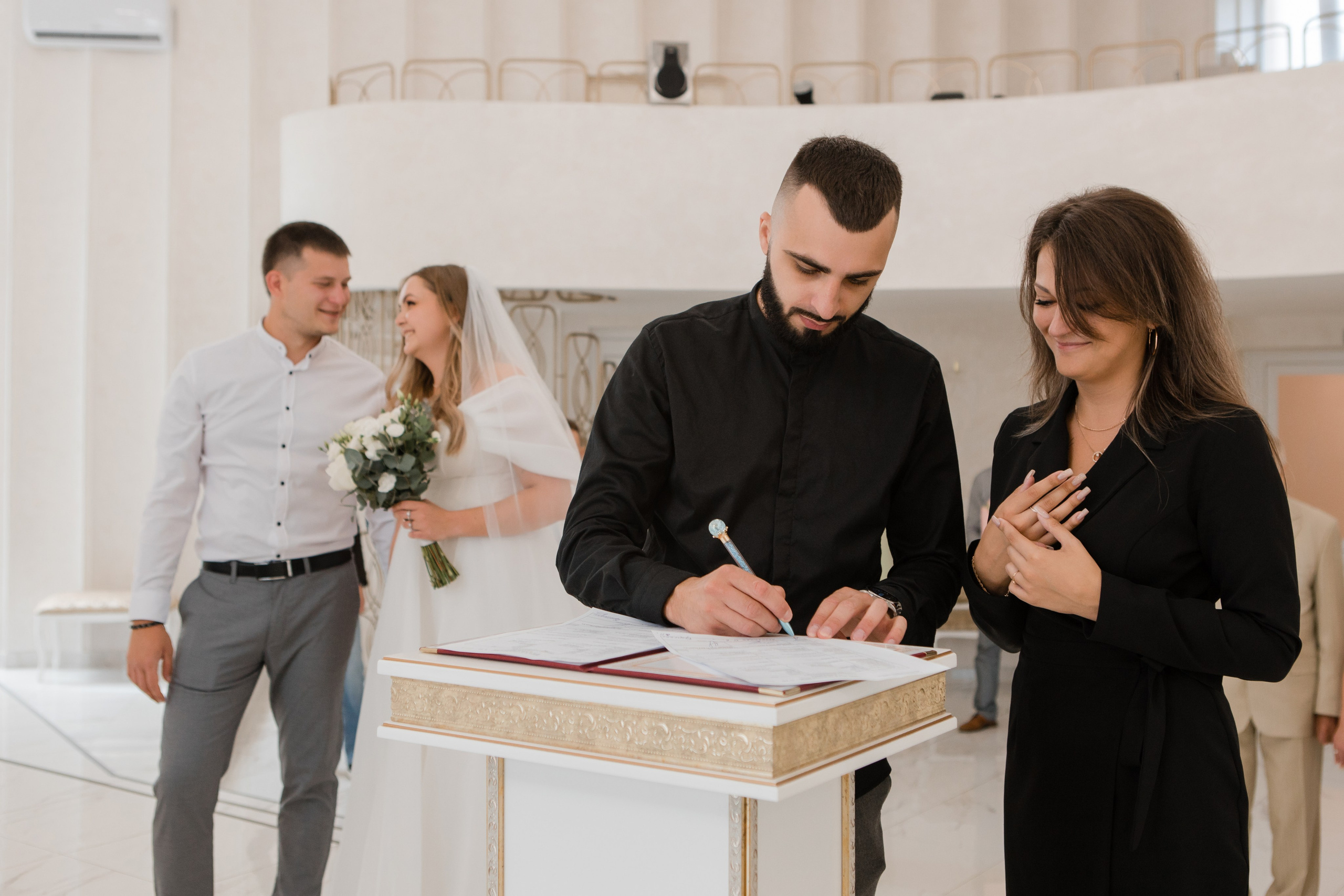 Отдел ЗАГС Администрации Фрунзенского района. Видеосъемка и фотосъемка свадеб. Фотограф и оператор на свадьбу. Видеосъемка подкастов, собственная видео-фотостудии. Предметная фотосъемка