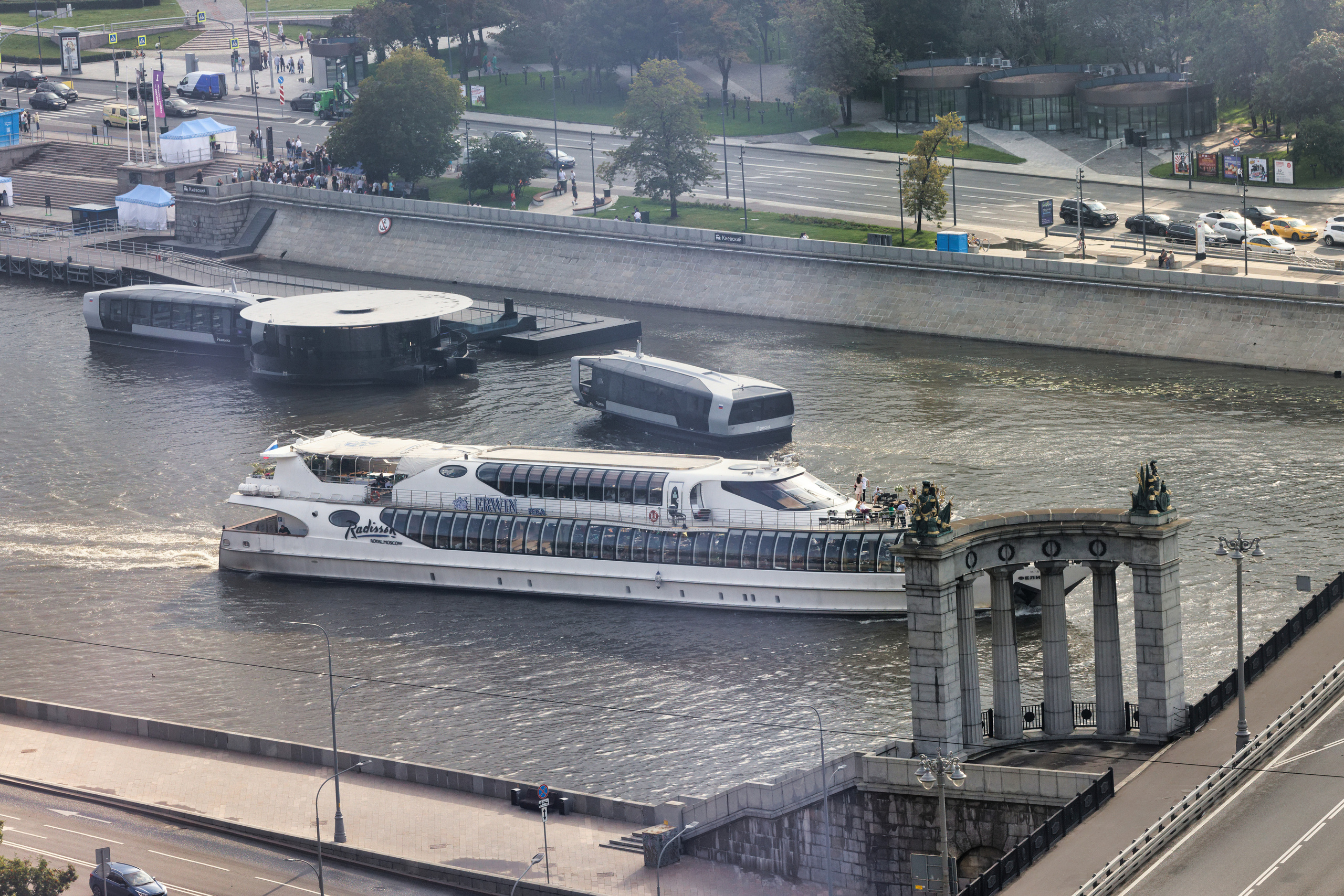 Вид на Москва Сити из Гостиницы Азимут на смоленке. Фотограф — видеограф в Москве Дмитрий Менделеев