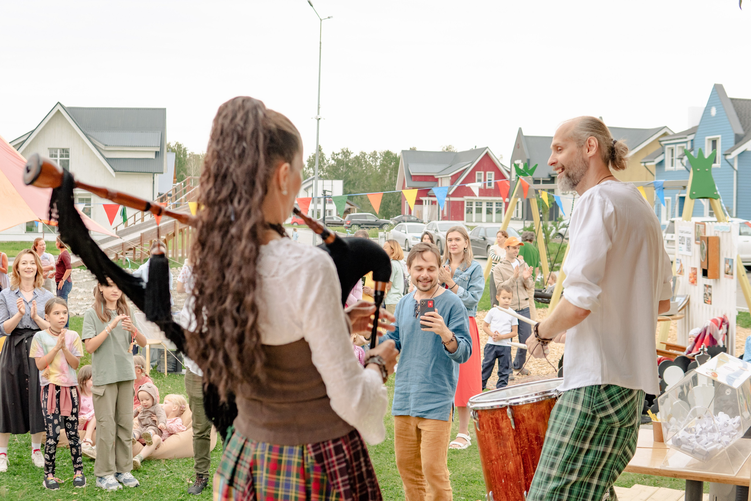 музыканты в Деревне Мира