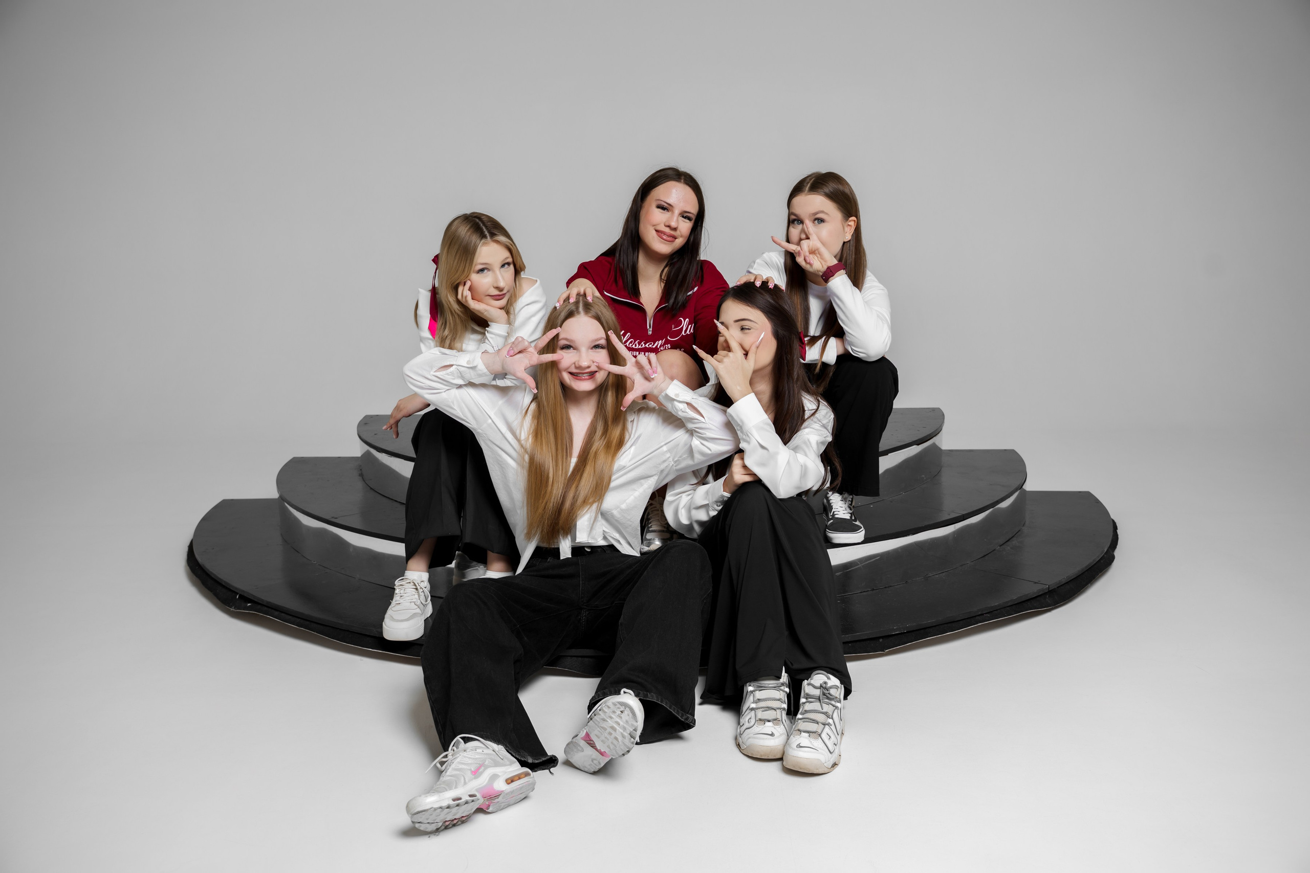 Групповые на белой циклораме. ВЫПУСКНЫЕ АЛЬБОМЫ, Школьный фотограф, семейный и свадебный в Саратове и области Ольга Плаксина