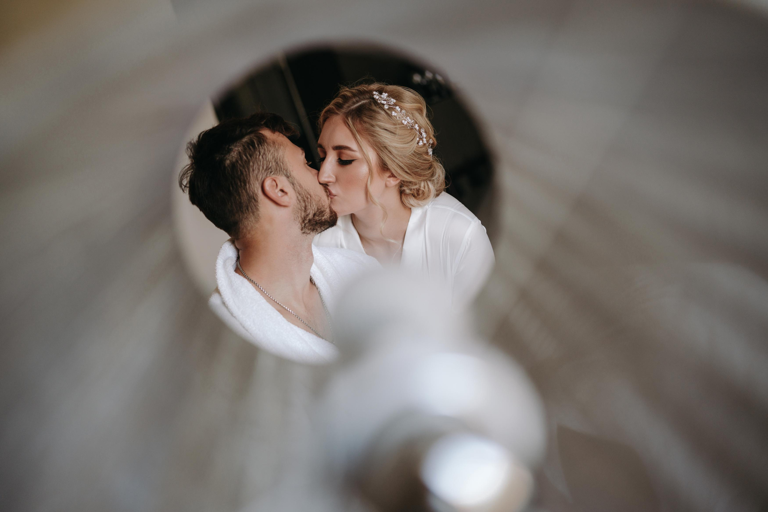 Портрет жениха и невесты сквозь лампу в отеле Шератон, снял Дмитрий Носков как пример креативных сборов для молодожен