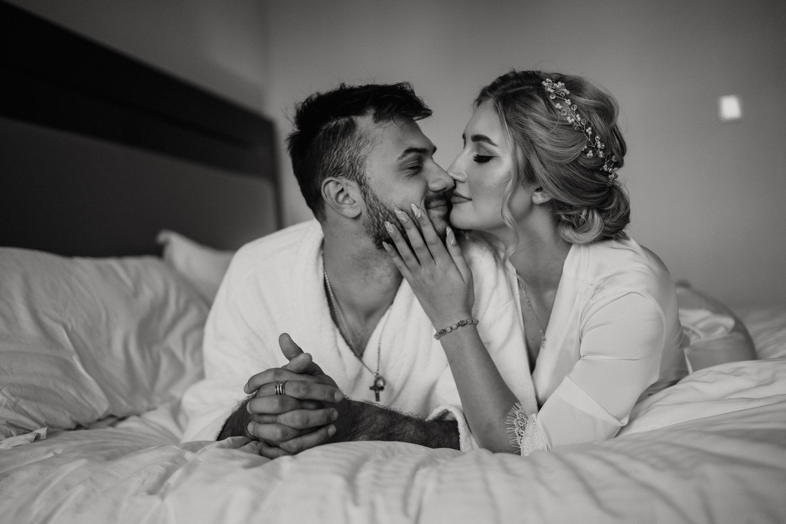 Летняя свадьба, сборы жениха и невесты в отеле Sheraton в Уфе, черно-белое фото где невеста прижалась носиком к носу жениха (позы для фотосессии)