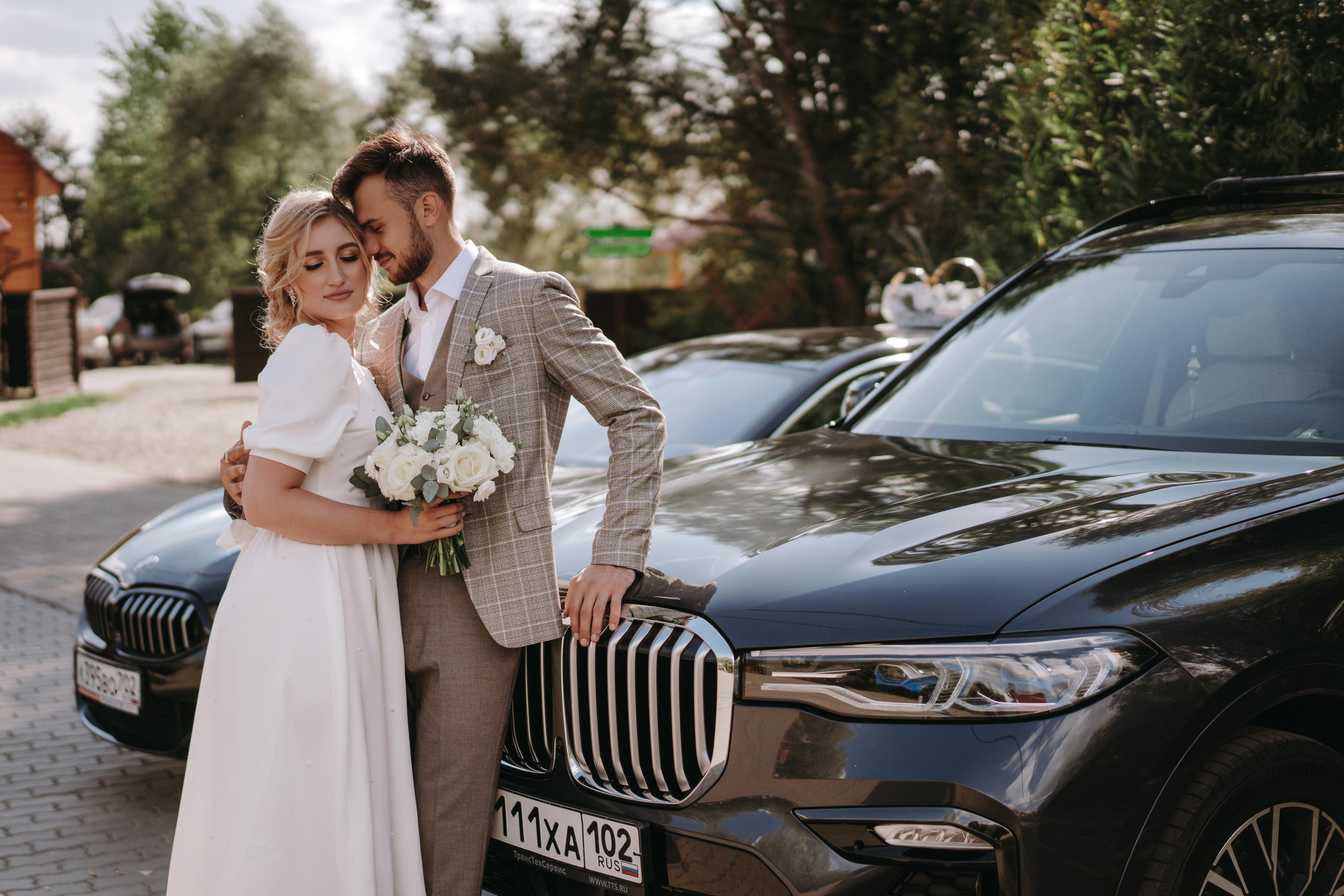 Позы для фотосессии в день свадьбы, жених в светлом костюме 