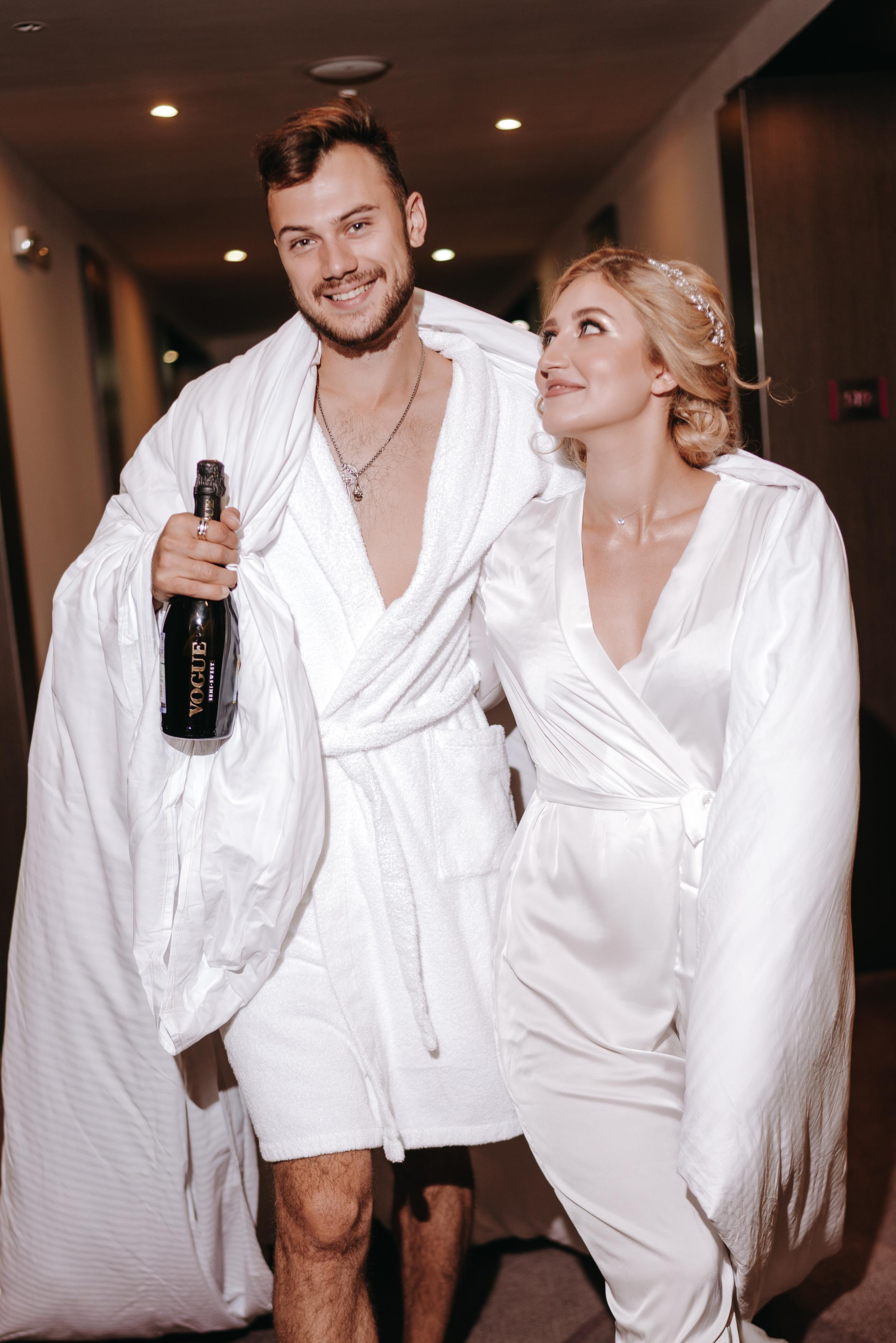 Невеста и жених гуляют по отелю с шампанским, идеи для сборов