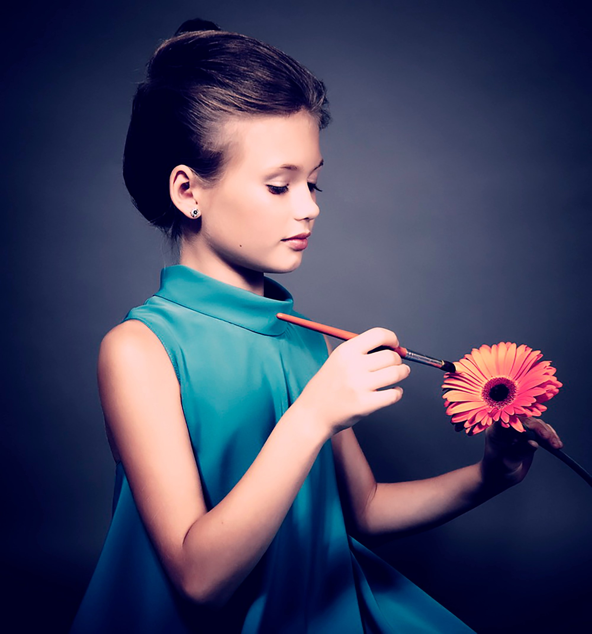 Девочка, рисующая кисточкой лепестки цветка