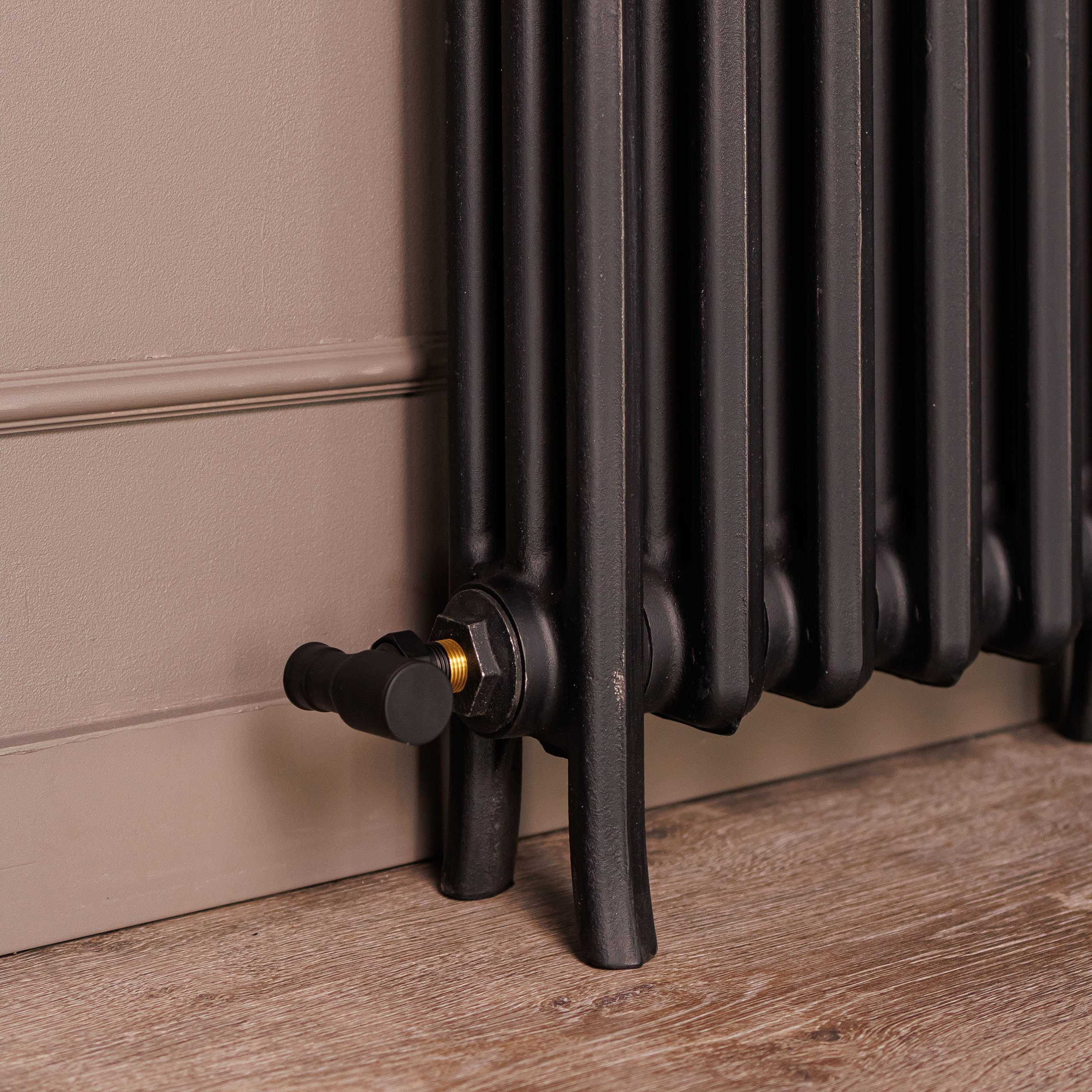 Предметные фотографии дизайнерских радиаторов отопления в стиле ретро