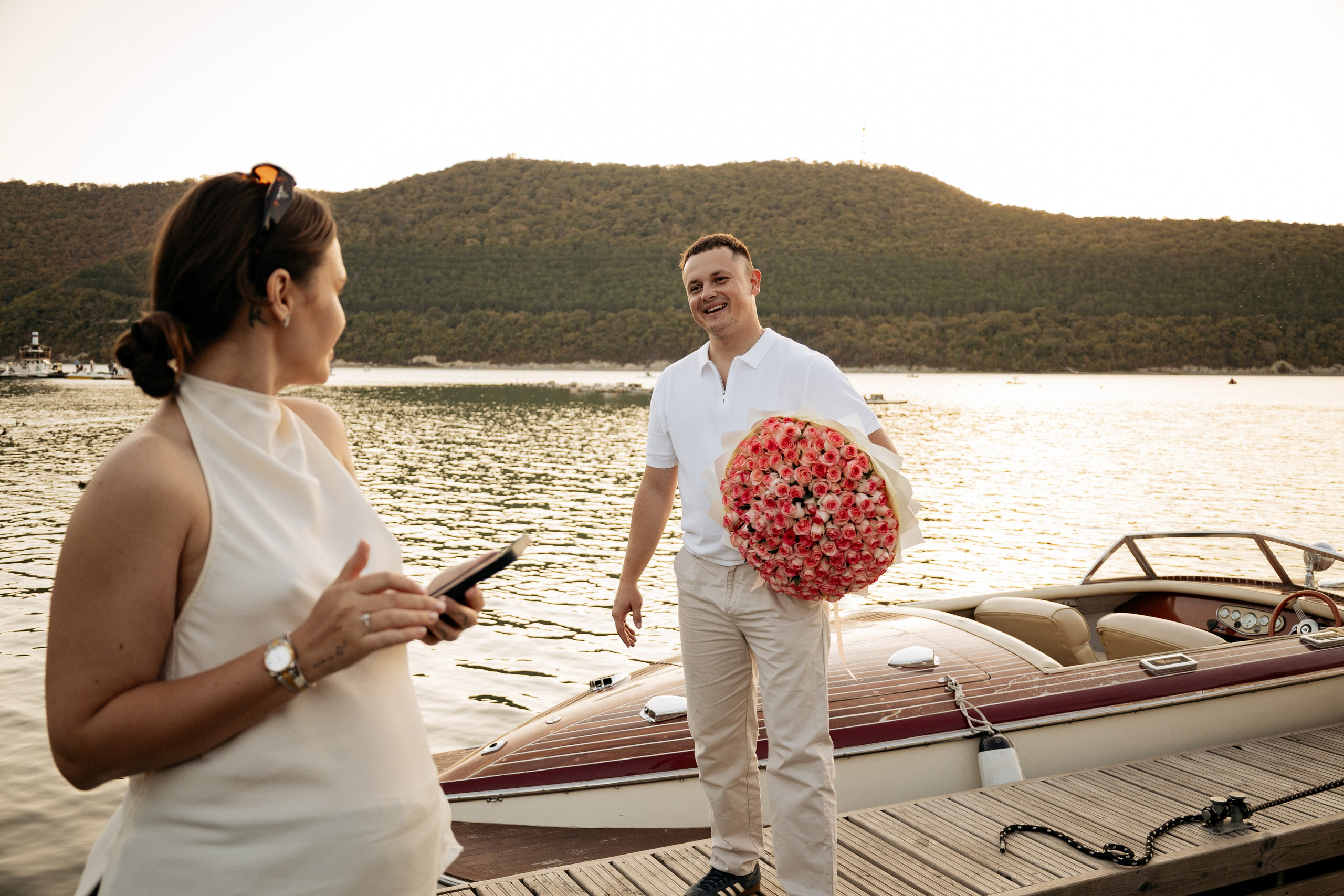 Взгляд, полный любви: как он смотрит на нее в секунду перед тем, как встать на колено