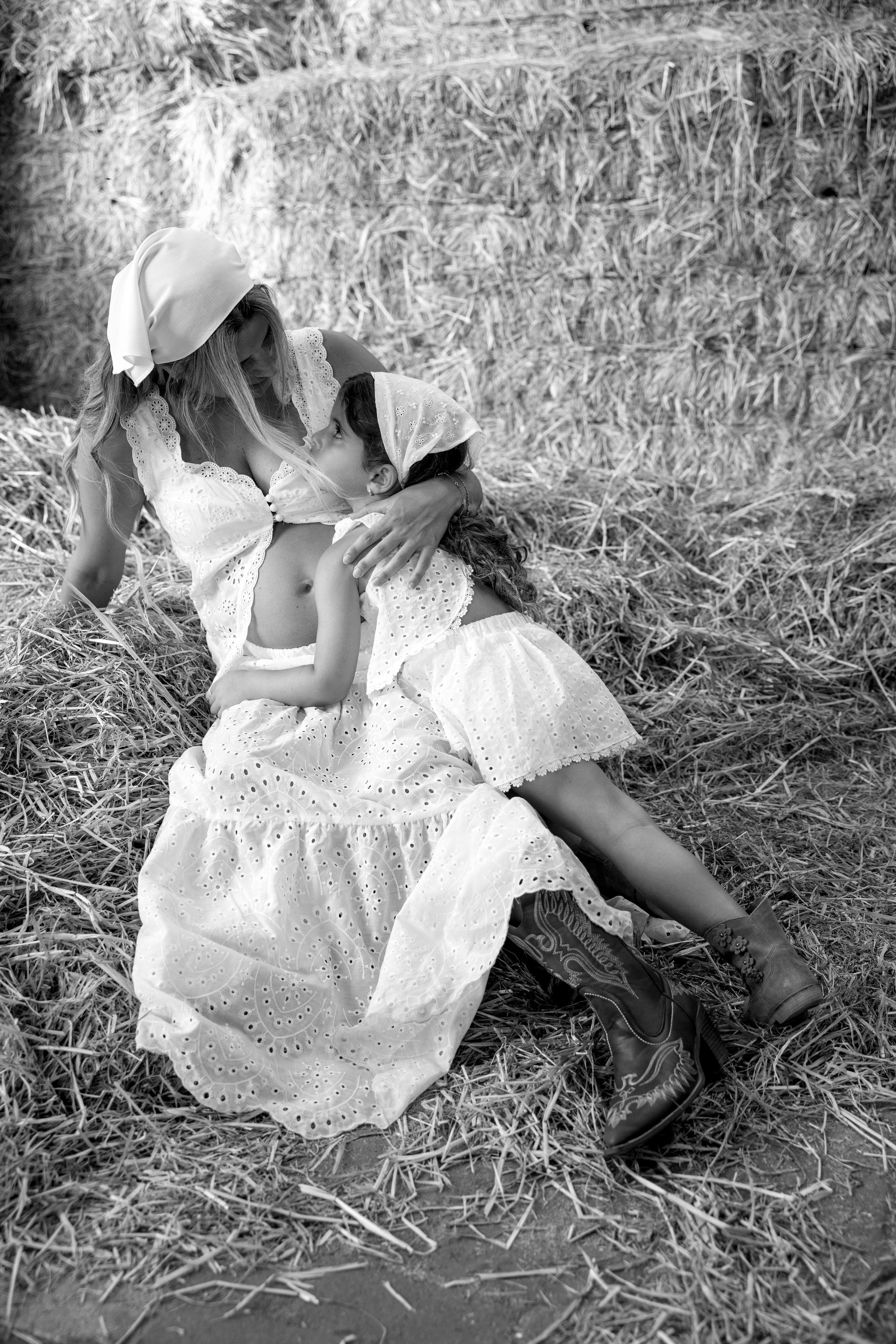 Pregnancy photoshoot at the horse farm. Главная