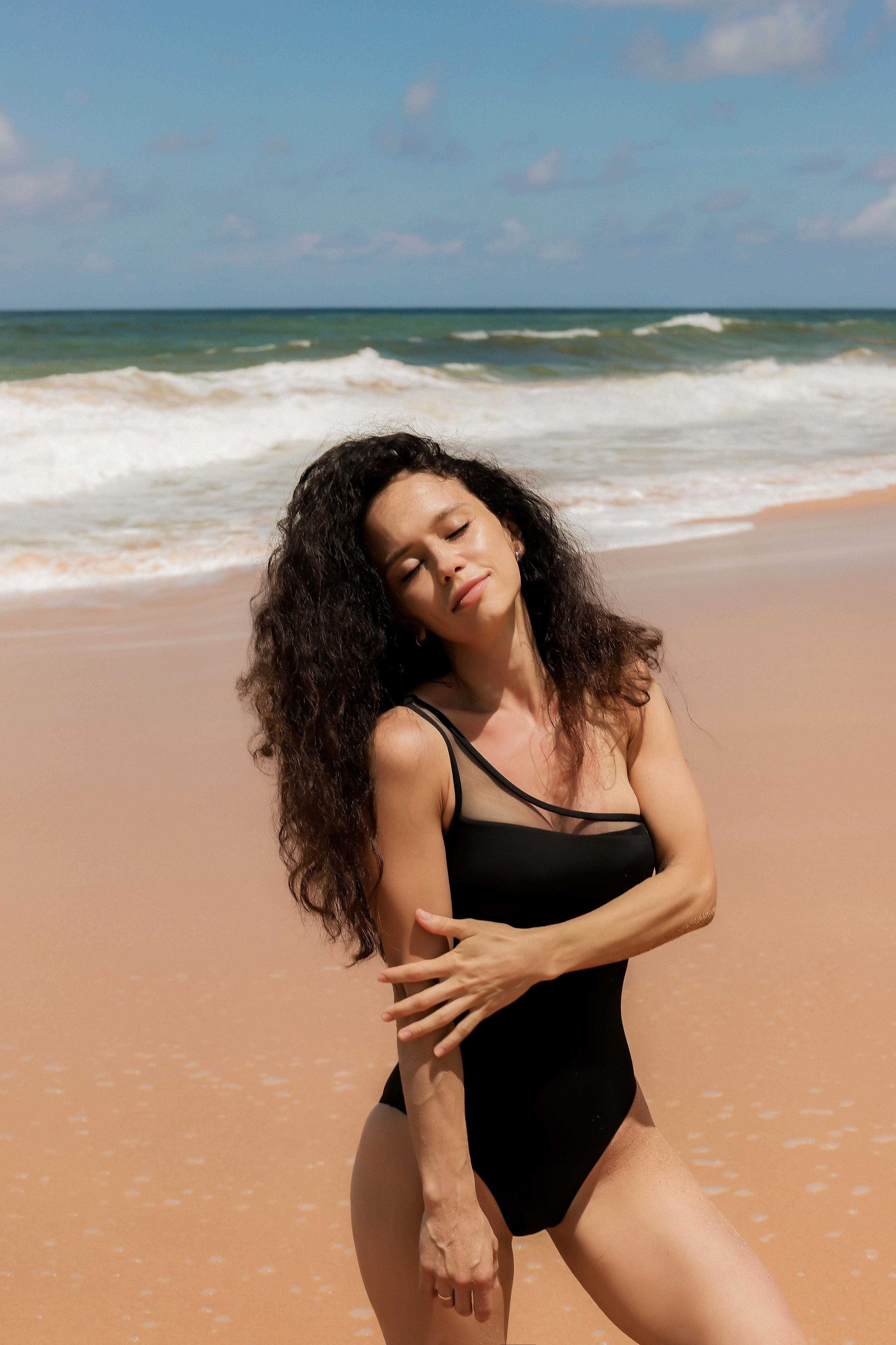 Девушка на пляже Ахунгала — Фотосессия с банановым листом и в натуральном бассейне | Шри-Ланка. Фотограф на Шри-Ланке