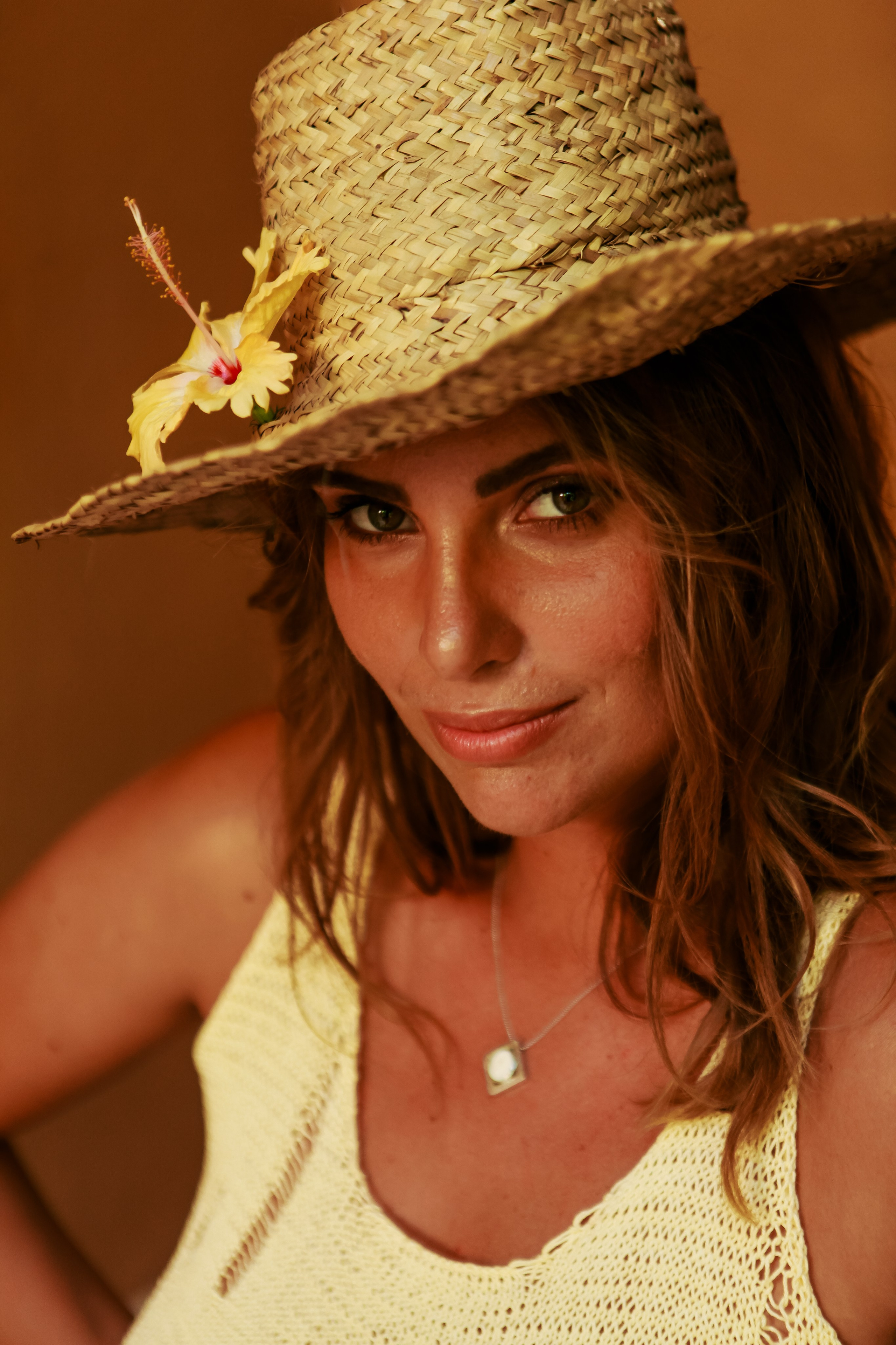 Девушка в красном платье в отеле Malabar Hill — Роскошная портретная съемка | Шри-Ланка. Фотограф на Шри-Ланке