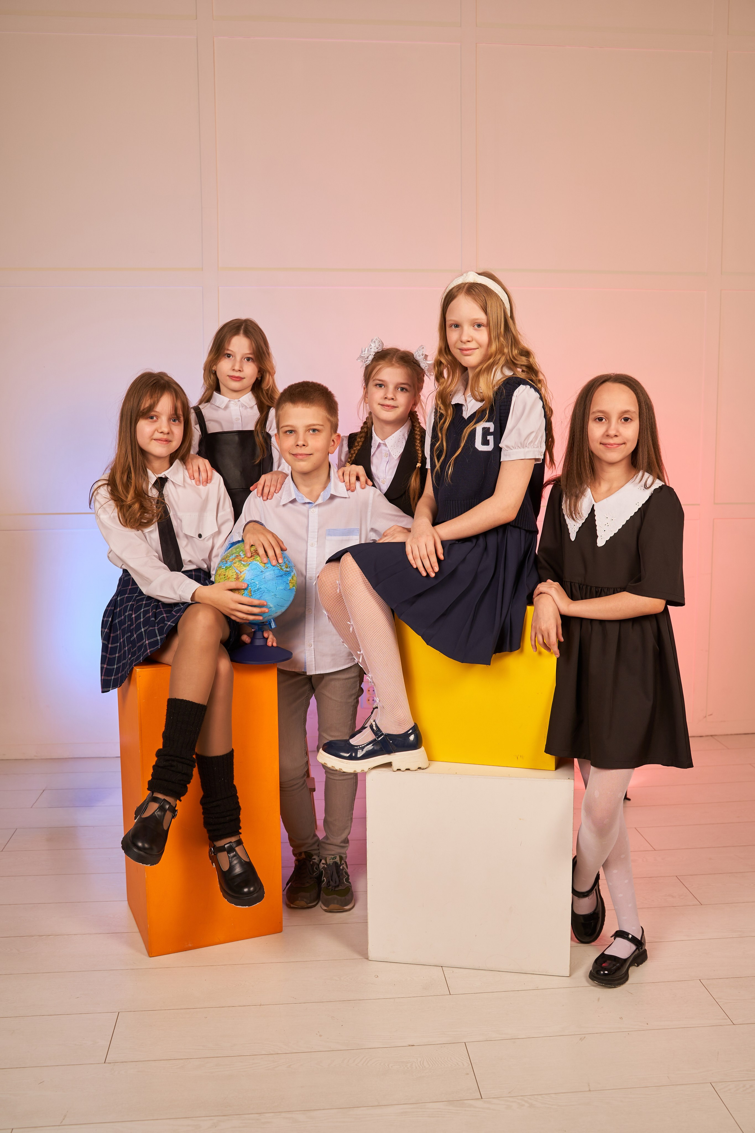 Выпускные альбомы для младших классов в Красноярске от AlbomKras 📚👶. AlbomKras -выпускные альбомы Красноярска с авторским дизайном и качественной фотосъемкой! ⭐⭐⭐⭐⭐ 5.0