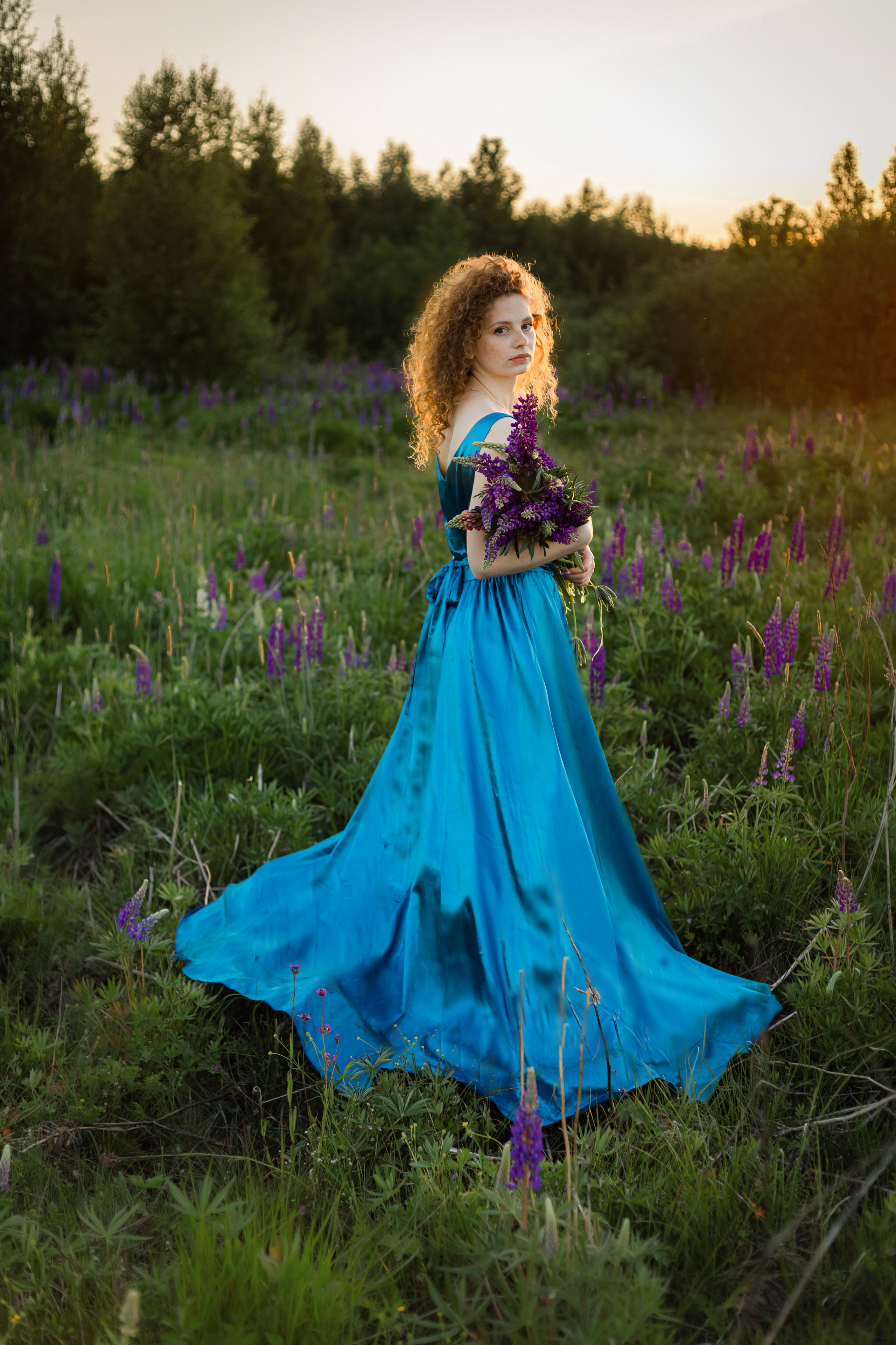 Ирина в люпинах. Женская фотосессия в поле люпинов. Семейный и детский фотограф в Санкт-Петербурге Павлова Елена