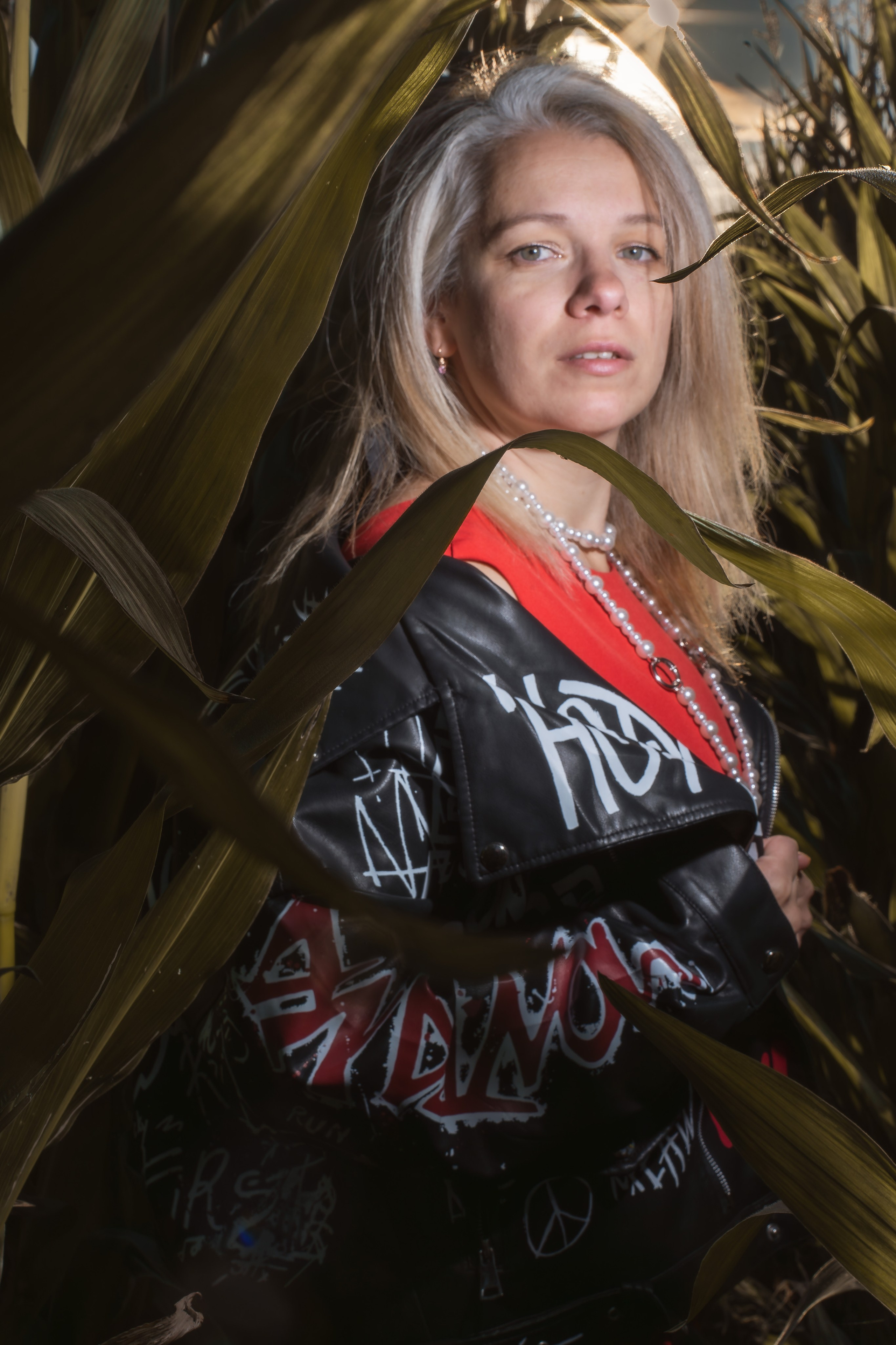 Дерзкая фотосессия девушки в красном комбинезоне в кукурузе