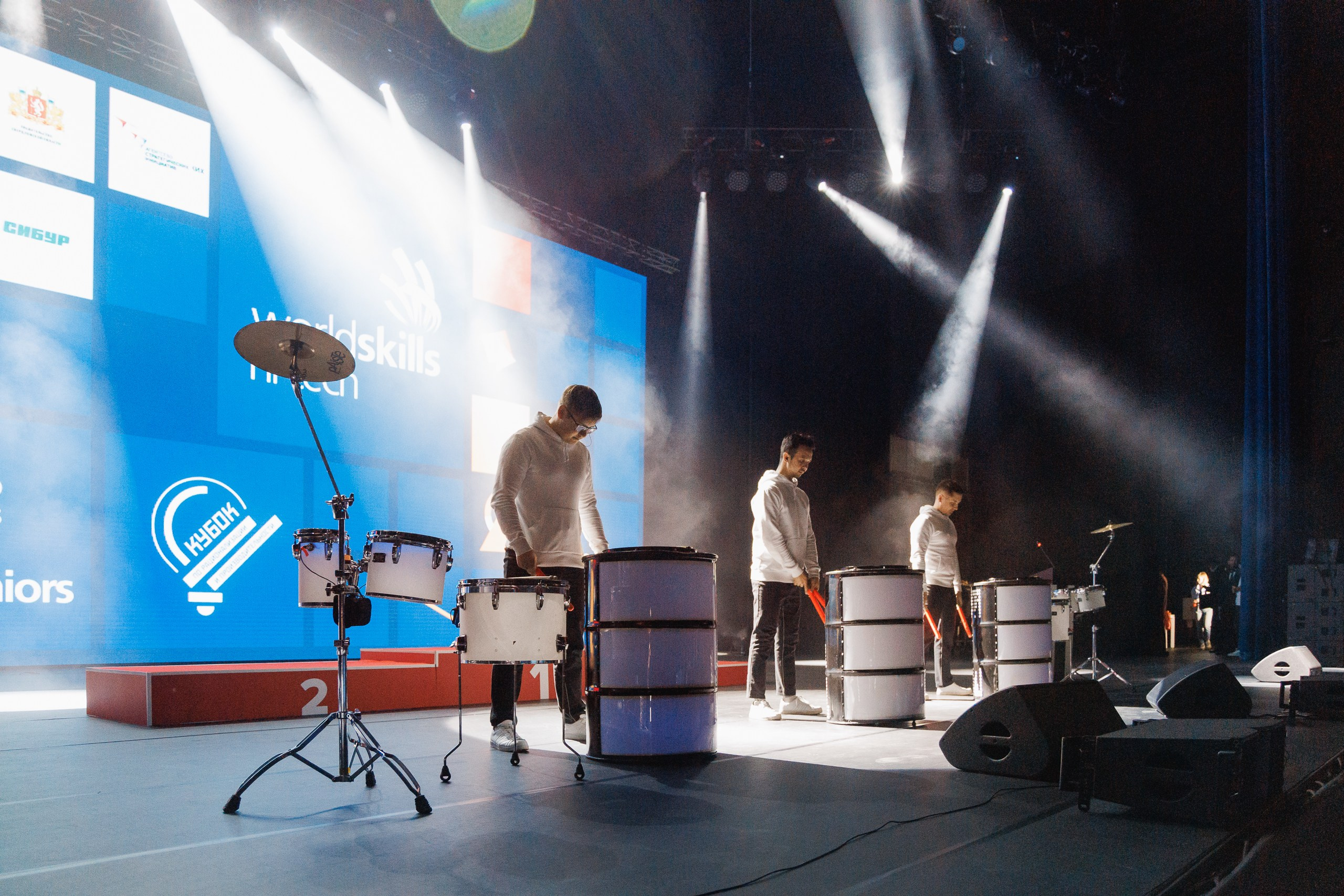 Фотограф ведет съемку с верхнего этажа Экспо-Центра, общий план