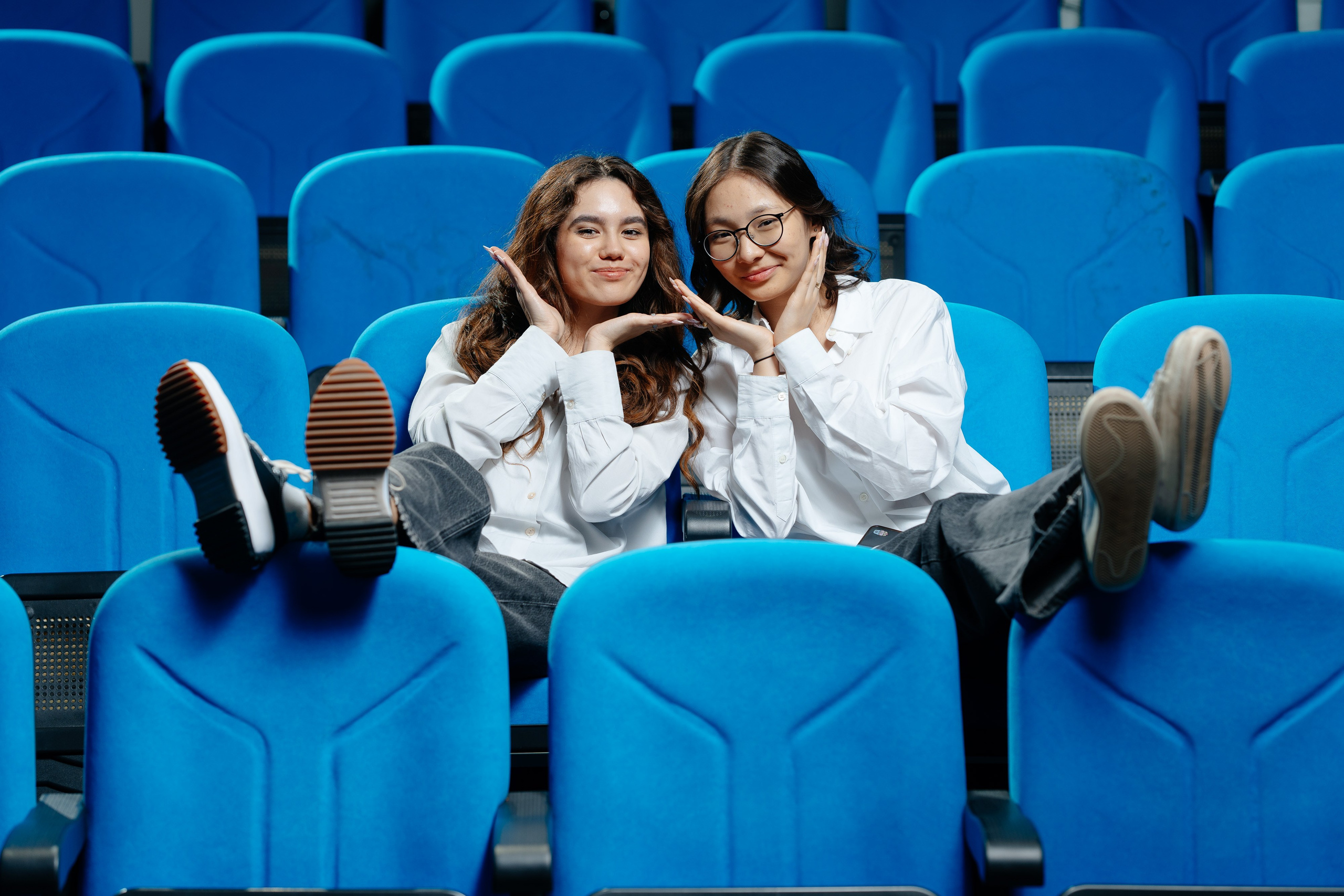 По двое. Выпускные альбомы в Нур-Султане (Астана) и по всему Казахстану