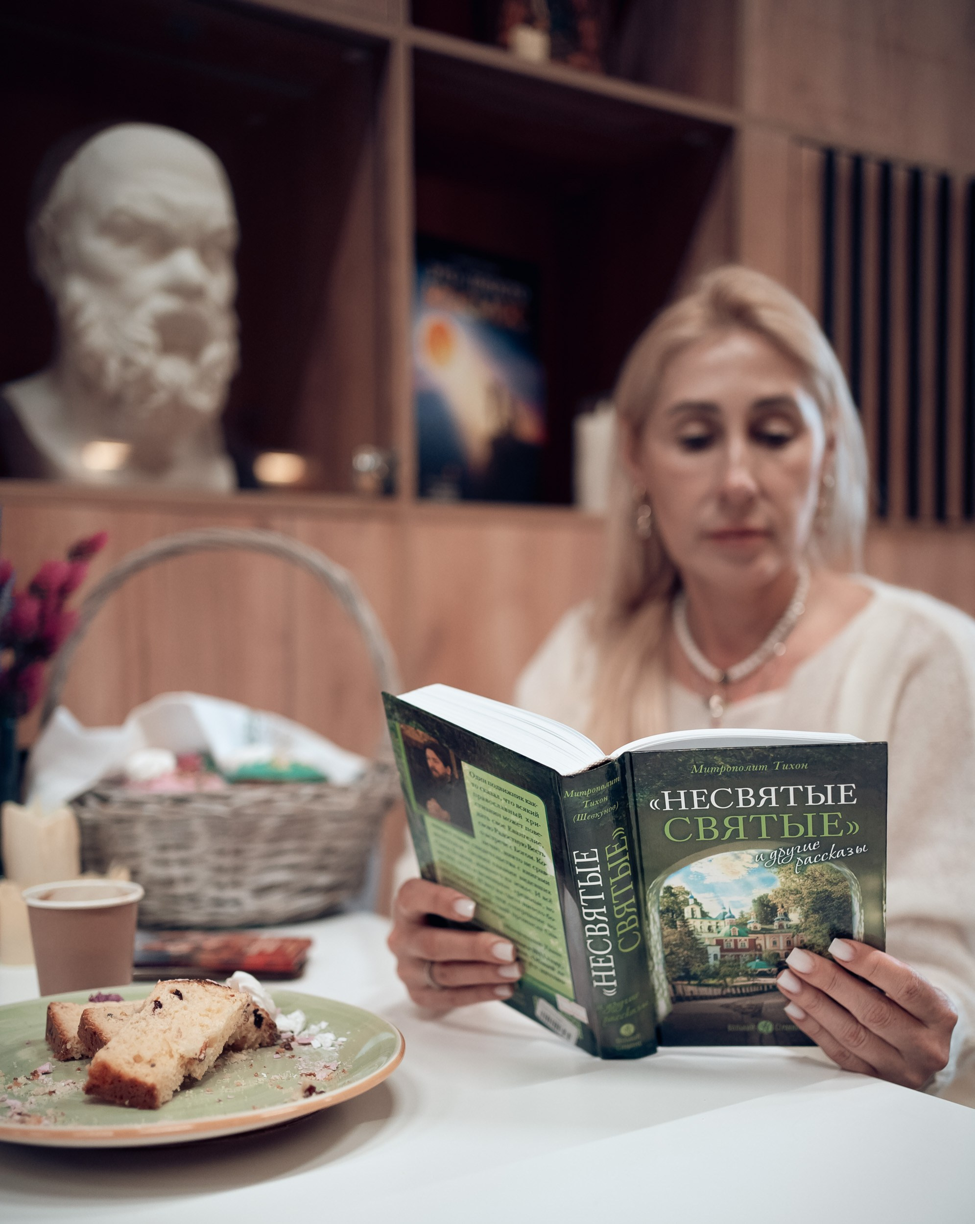 Пасхальный день христианки на Святой земле Крыма, Херсонес Севастополь. Церковный фотограф Севастополь