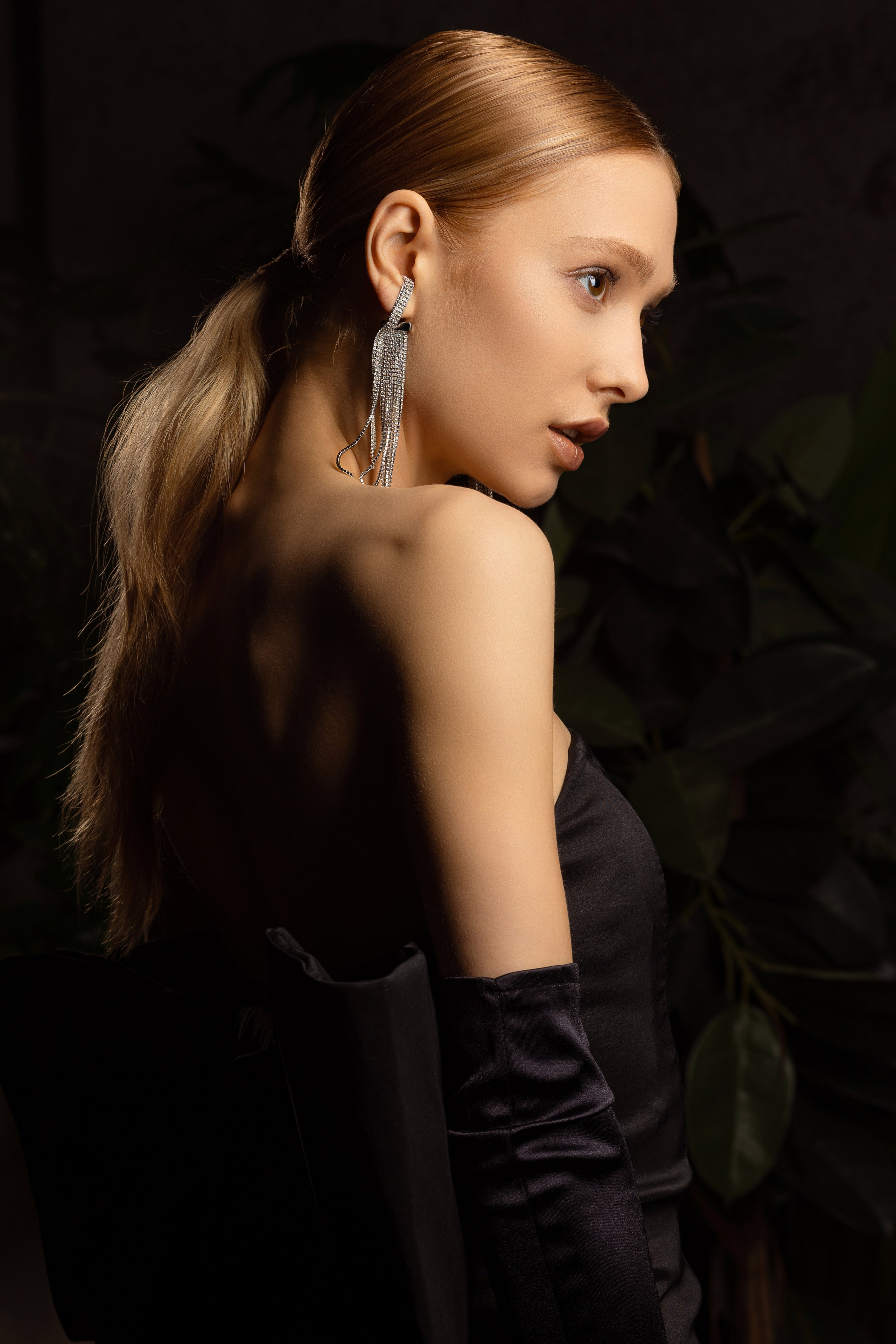 Стильный женский портрет в тёплых тонах на чёрном фоне