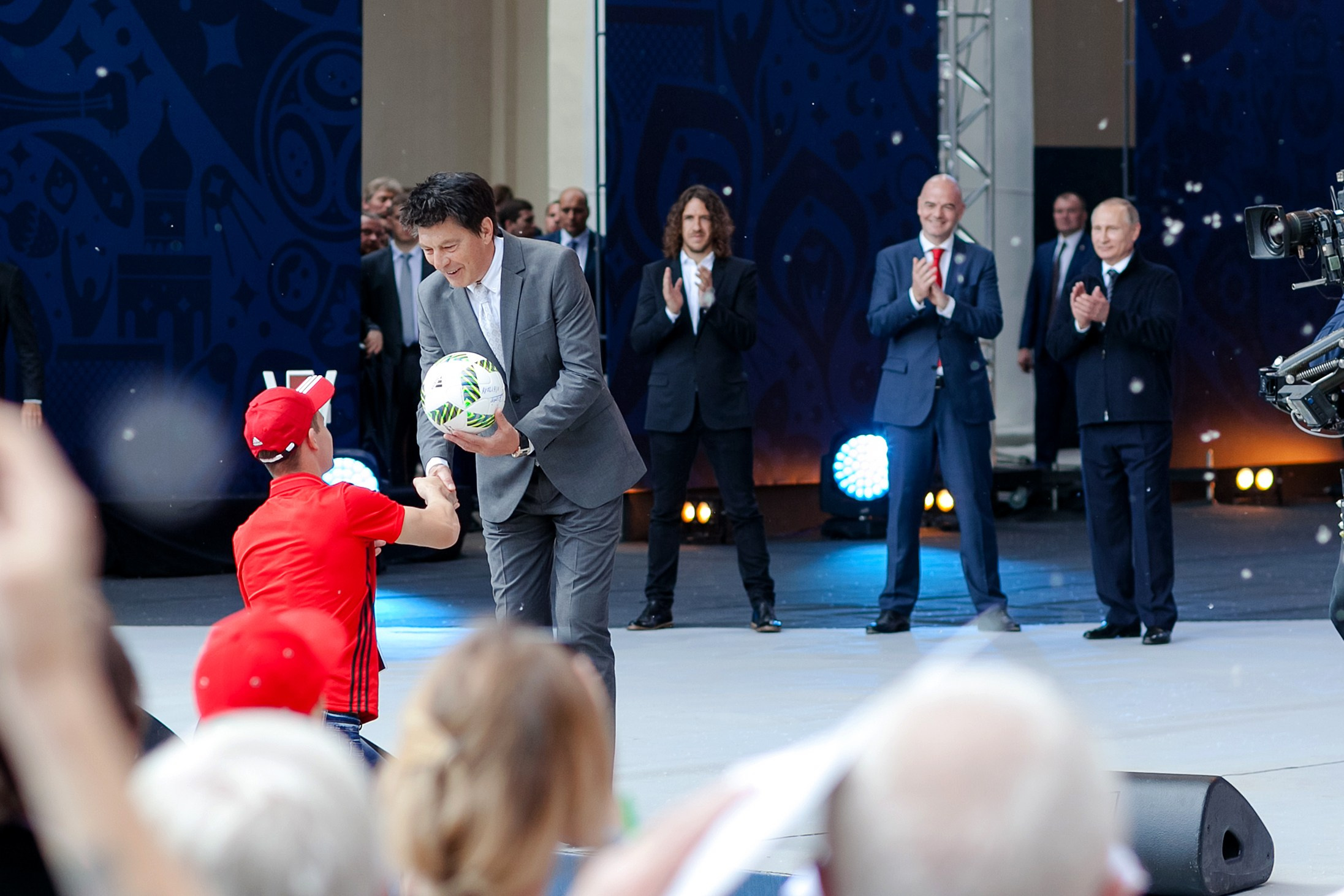 вручение мяча волонтеру с участием Владимира путина