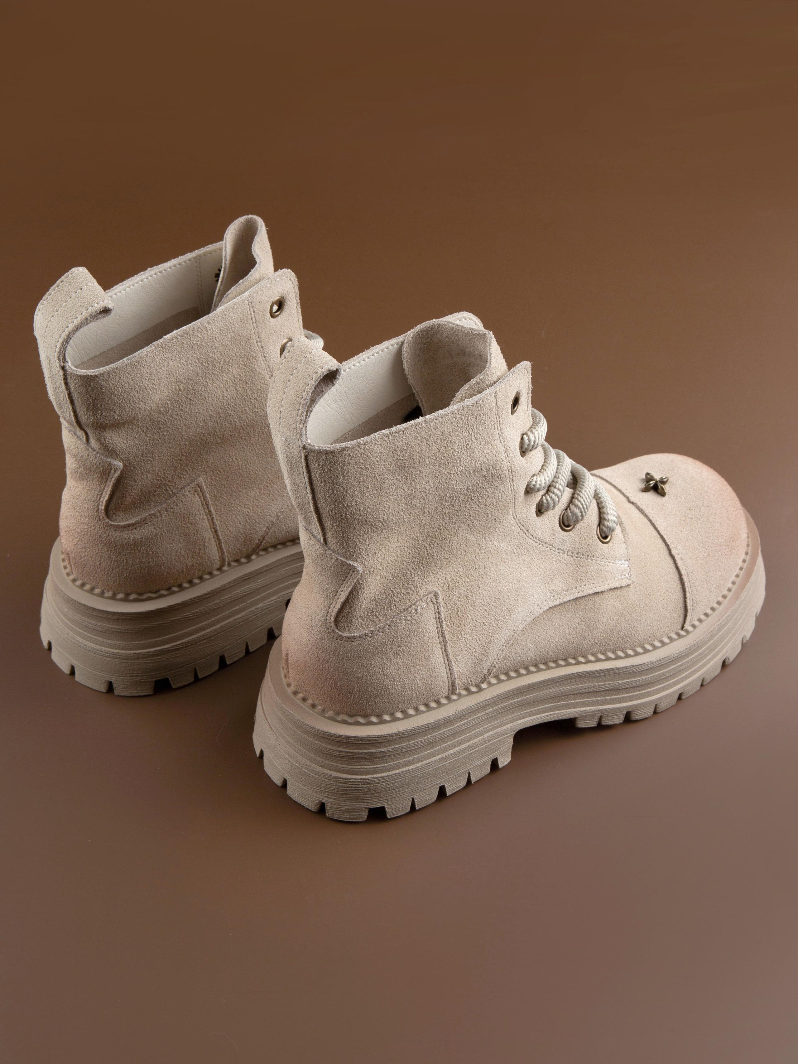 Обувь на цветных фонах. Фотограф Мария Кольцова